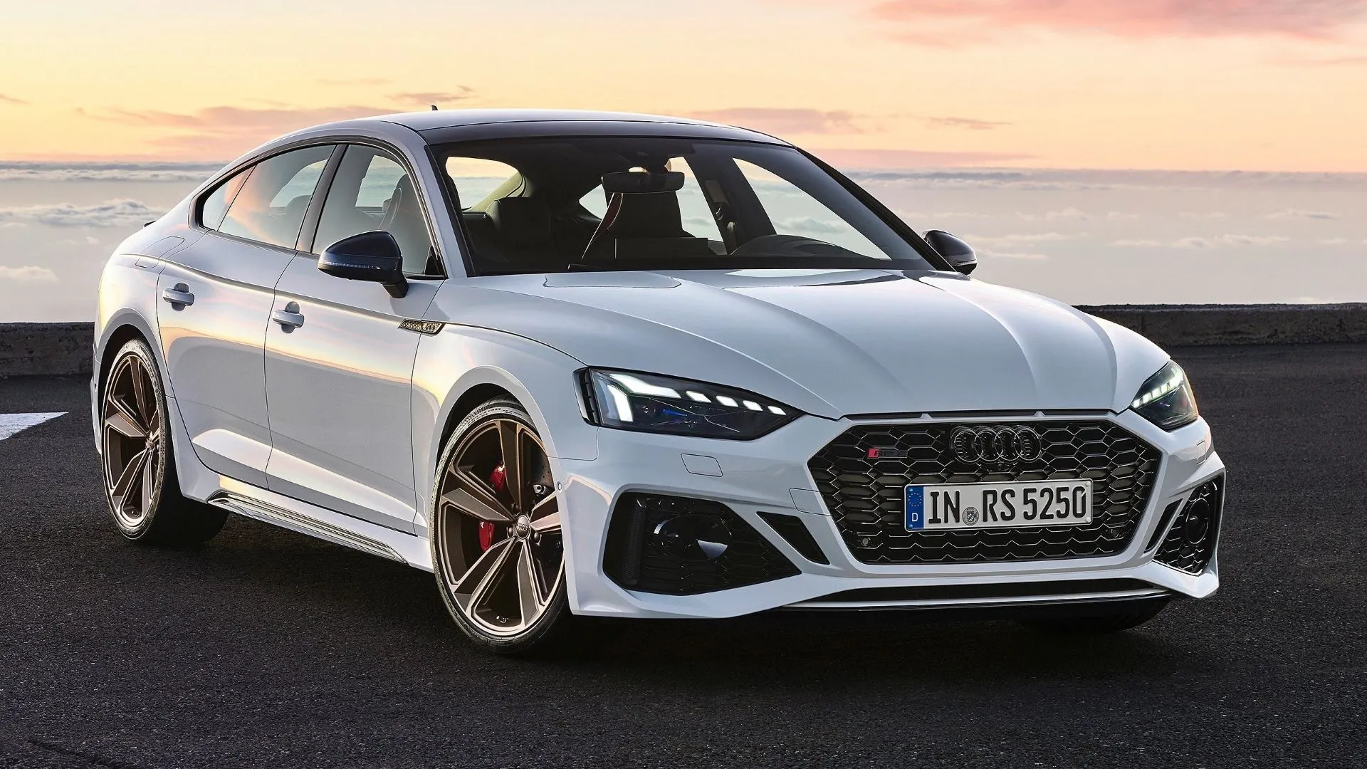 Audi RS5 Sportback 2020 màu xám tinh tế đậu trên đường, một chiếc sedan thể thao 5 cửa với thiết kế thanh lịch và sức mạnh ấn tượng từ động cơ V6 tăng áp