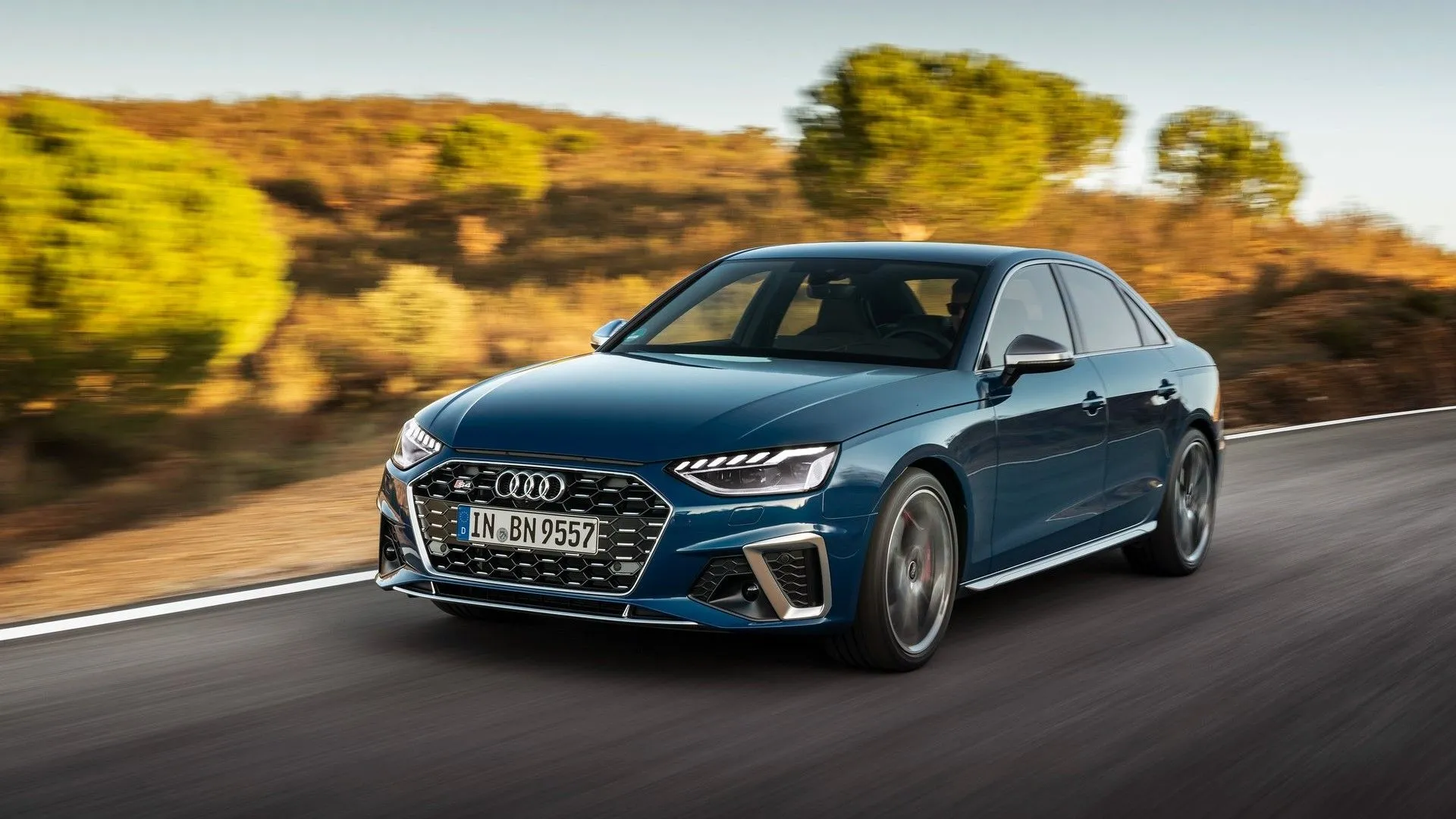 Audi S4 2020 màu đen nhìn từ góc 3/4 phía trước, thể hiện sự sang trọng và khả năng vận hành mạnh mẽ của sedan thể thao