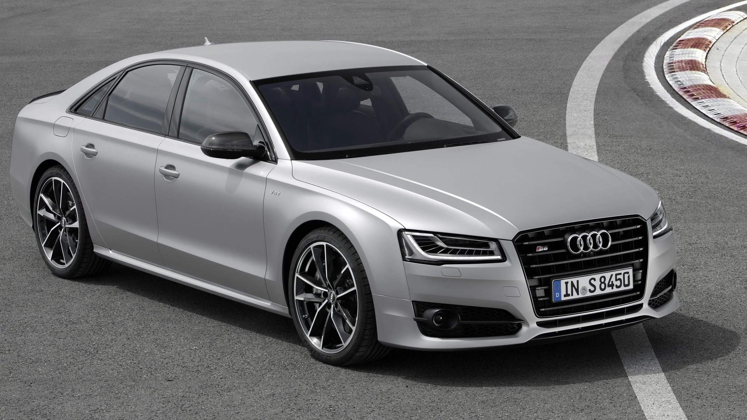 Audi S8 Plus 2016 màu đen đậu trên đường đua