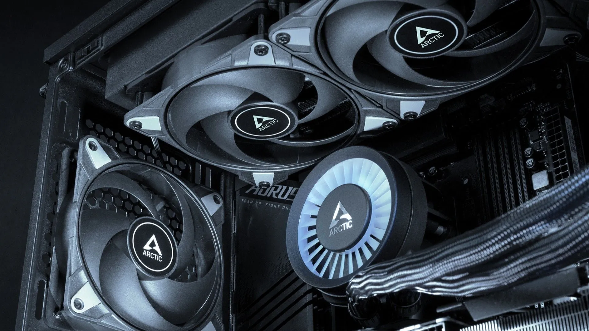 Ba quạt ARCTIC P12 Max màu đen được lắp đặt bên trong một case máy tính.