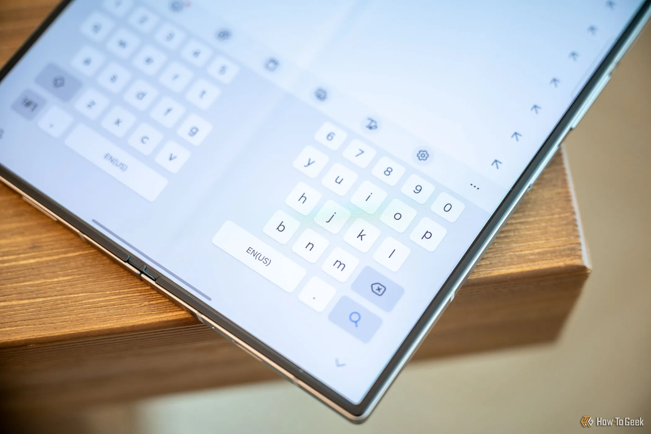 Bàn phím chia đôi trên màn hình lớn của Samsung Galaxy Z Fold 6, tối ưu cho việc gõ phím thoải mái
