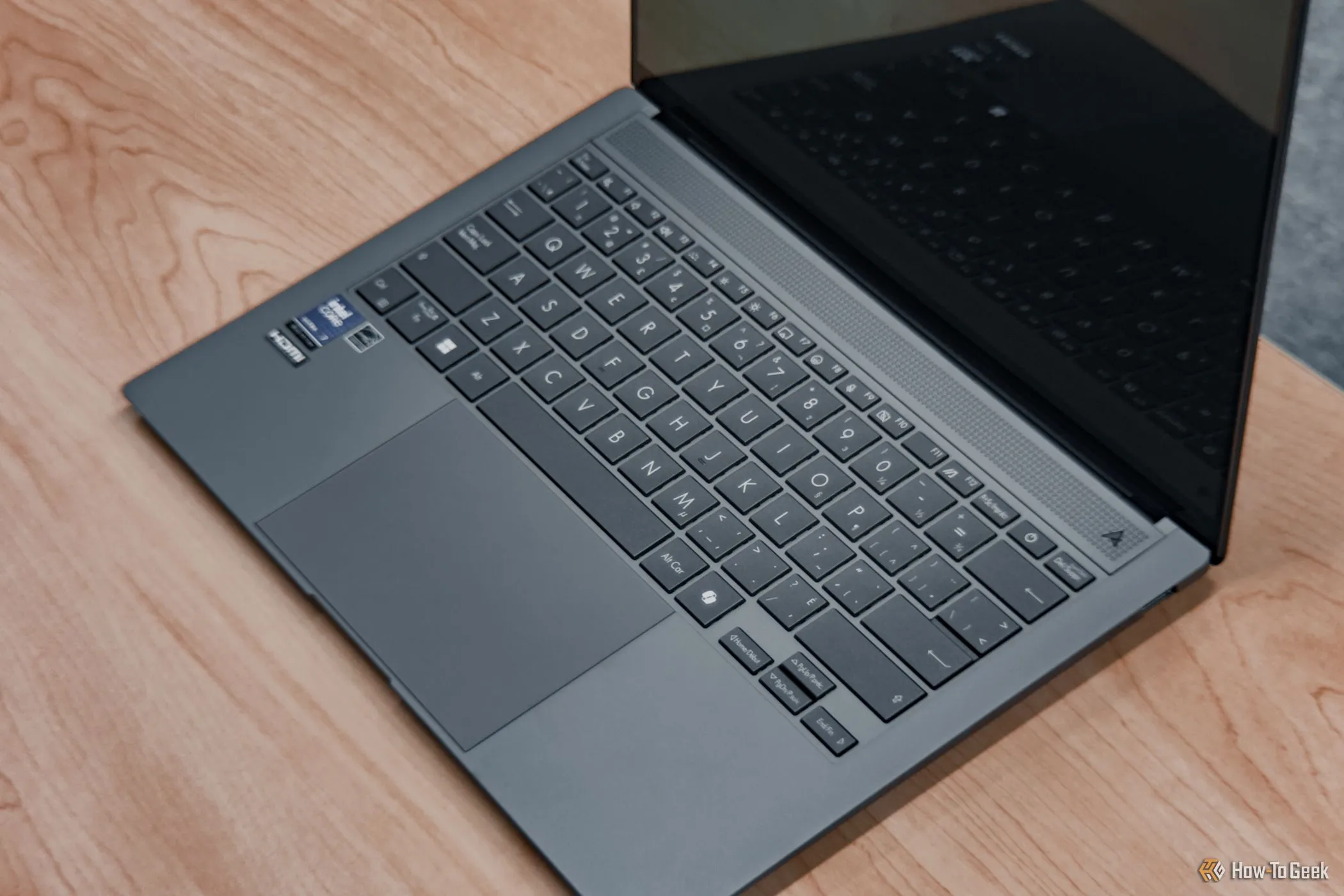 Bàn phím chiclet và trackpad lớn của Zenbook S 14, thiết kế tối ưu cho trải nghiệm gõ và điều khiển