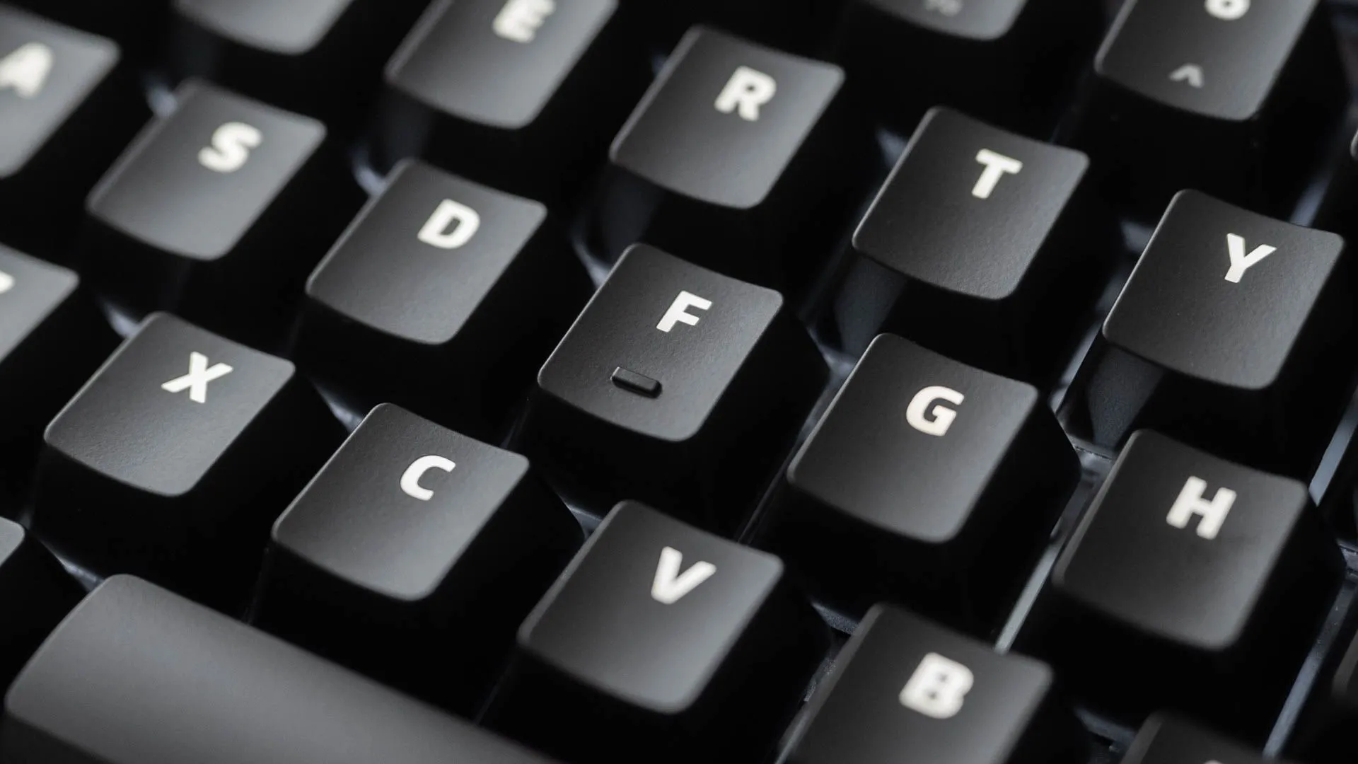 Bàn phím cơ Das Keyboard minh họa công việc lập trình và biên dịch mã nguồn