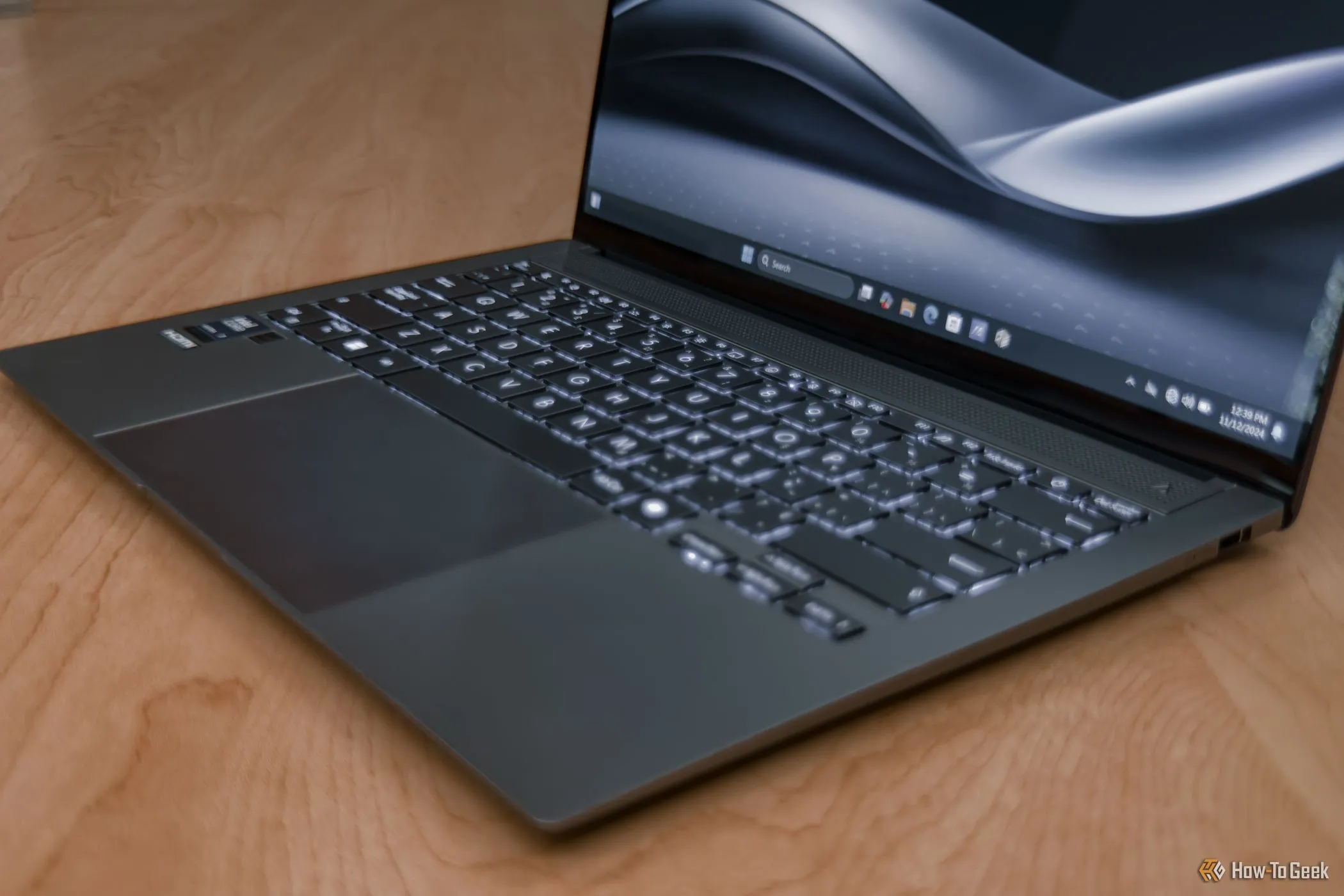 Bàn phím của ASUS Zenbook S 14 với bố cục quen thuộc và hành trình phím 1.1mm