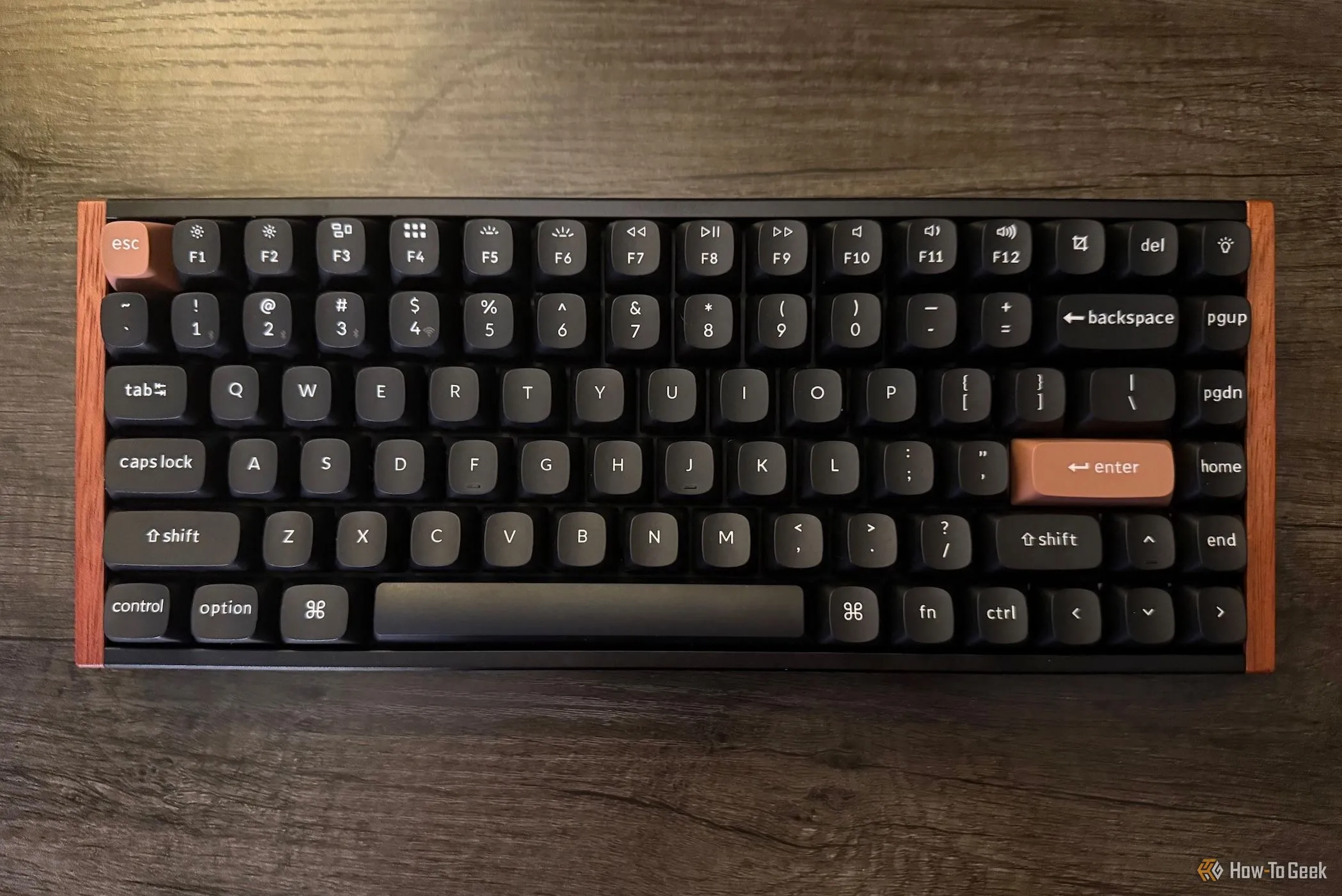 Bàn phím gaming Keychron K2 HE phiên bản đặc biệt màu đen đặt trên bàn làm việc