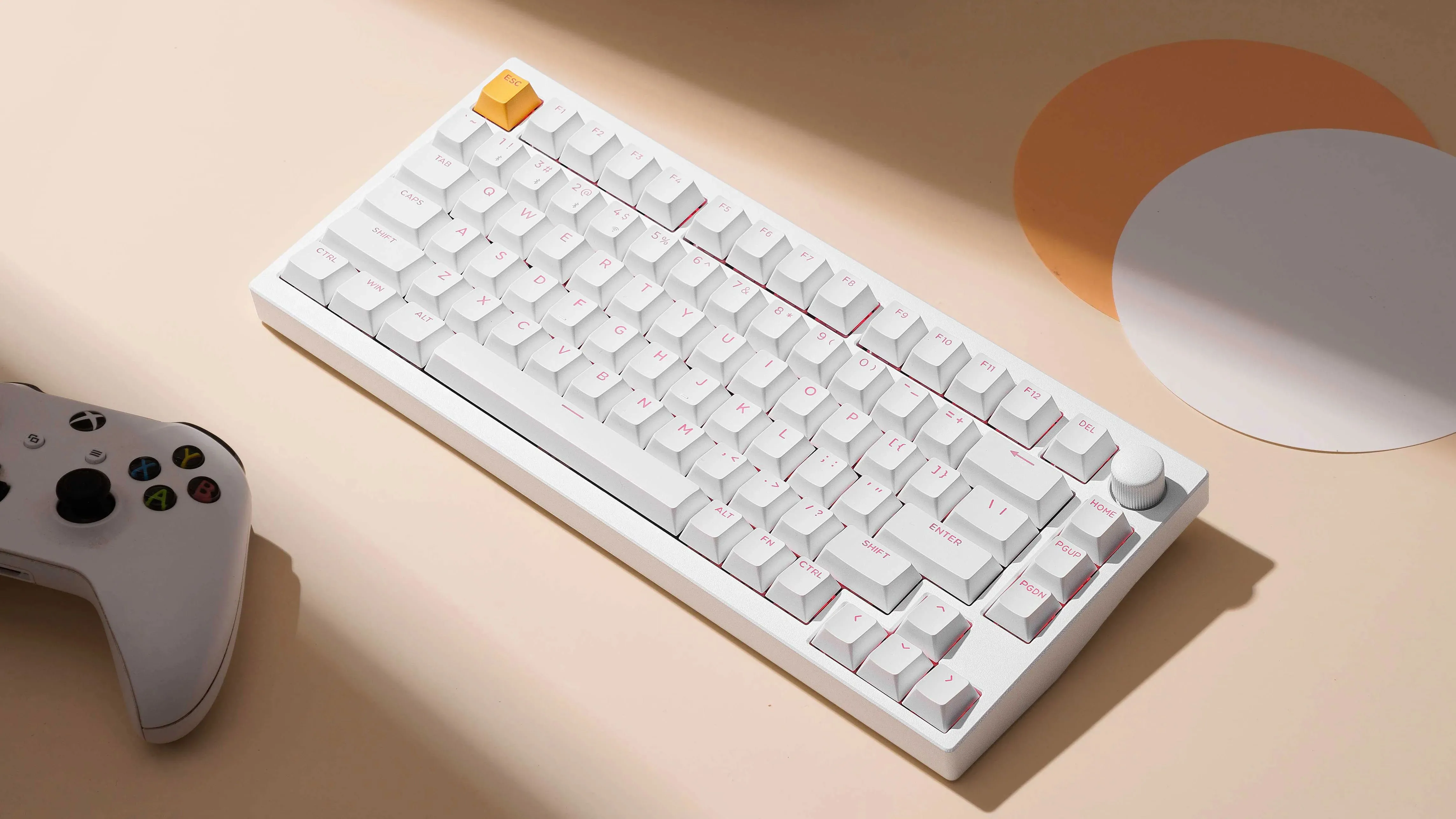 Bàn phím Keychron Lemokey P1 HE phiên bản màu trắng, nổi bật với keycap xuyên LED và phối màu mới
