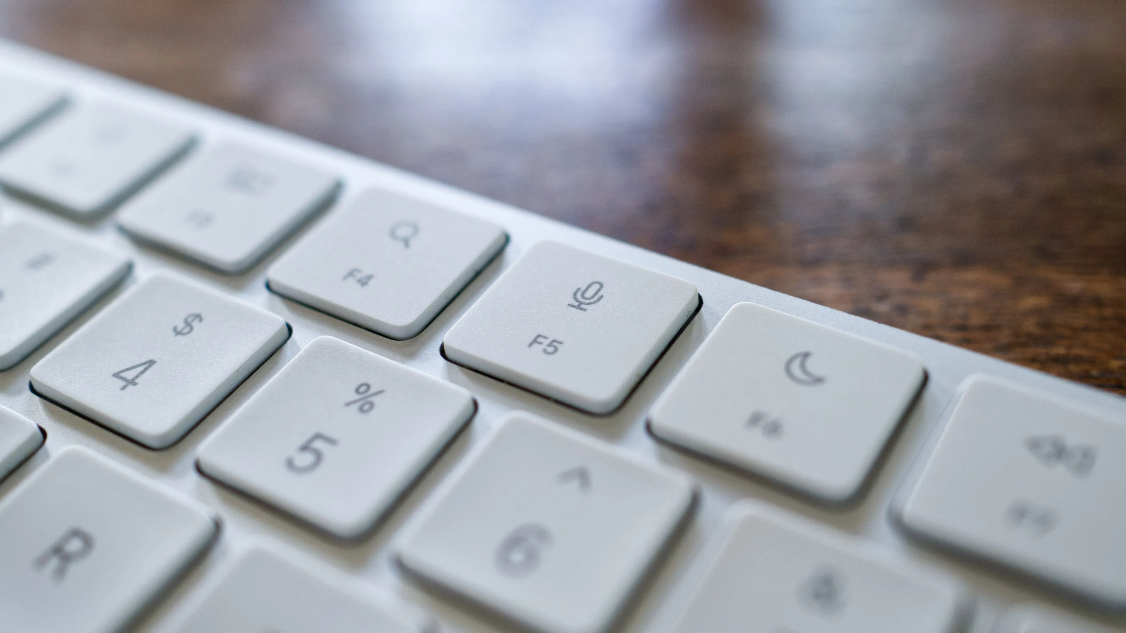 Bàn phím Mac với nút F5 được làm nổi bật.