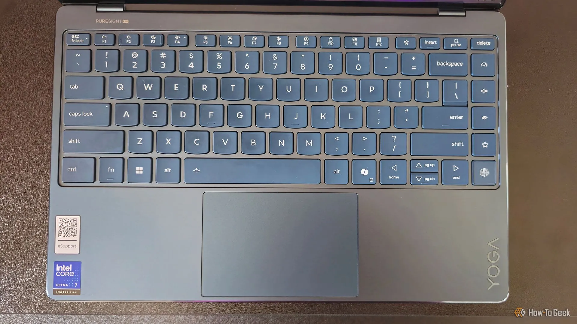 Bàn phím và touchpad của laptop Lenovo Yoga Slim 9i Gen 10 với đèn nền