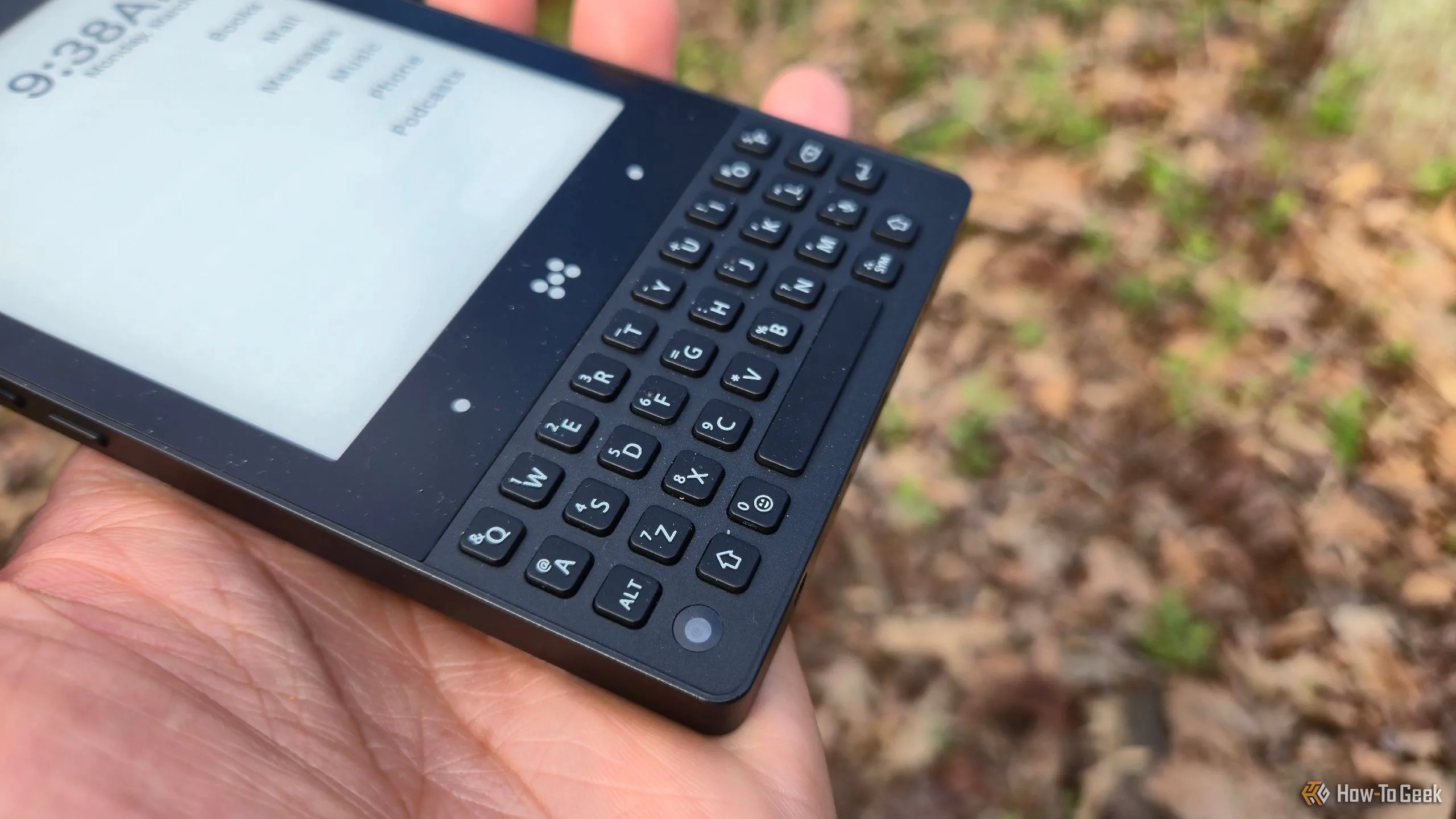 Bàn phím vật lý 35 nút của Minimal Phone được thiết kế với bố cục QWERTY cổ điển