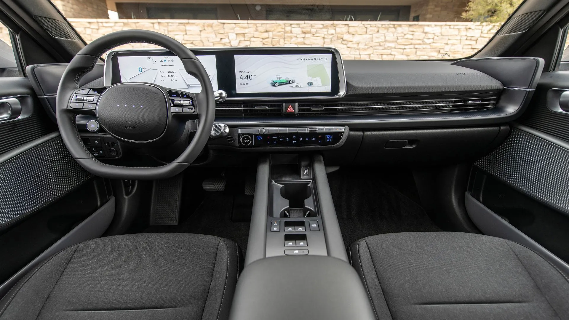 Bảng điều khiển và màn hình thông tin giải trí của Hyundai Ioniq 6 SE 2025