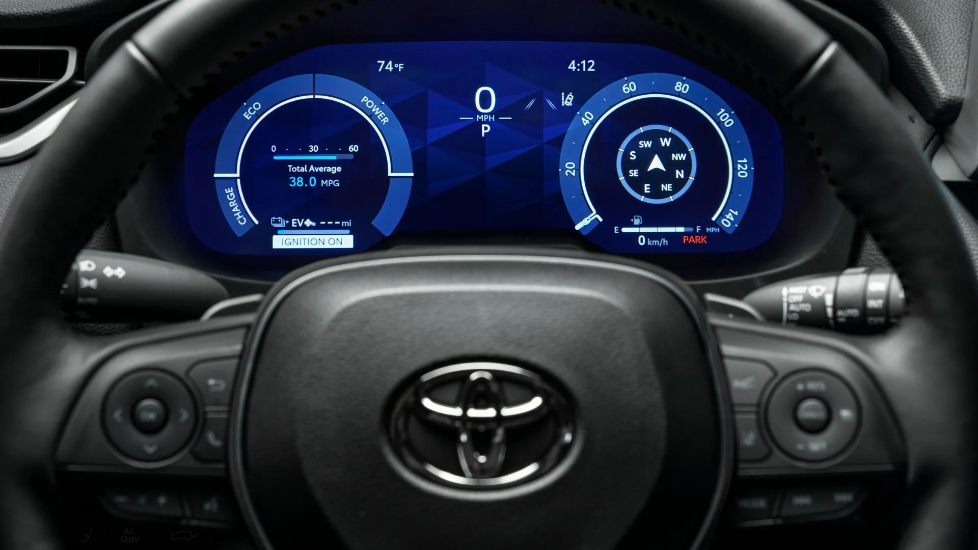 Bảng đồng hồ kỹ thuật số hiển thị thông tin lái và mức tiêu thụ nhiên liệu trên Toyota RAV4 PHEV XSE 2025 màu đỏ