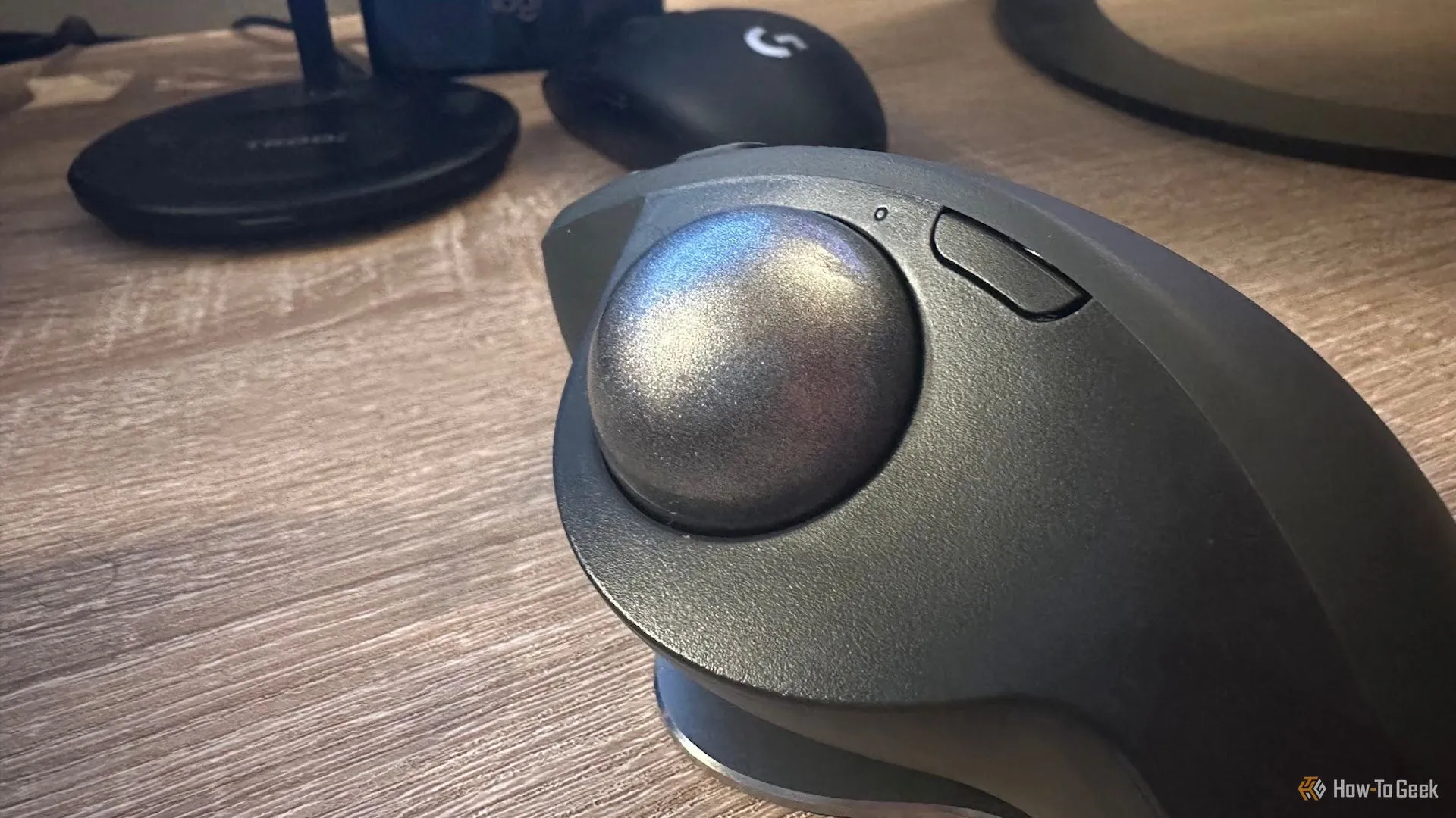 Bi và nút DPI điều chỉnh độ nhạy trên chuột Logitech MX Ergo S