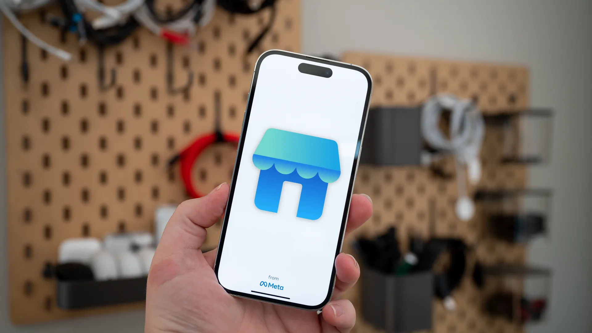 Biểu tượng Facebook Marketplace trên điện thoại, một trong những nền tảng phổ biến để tìm mua card đồ họa đã qua sử dụng.
