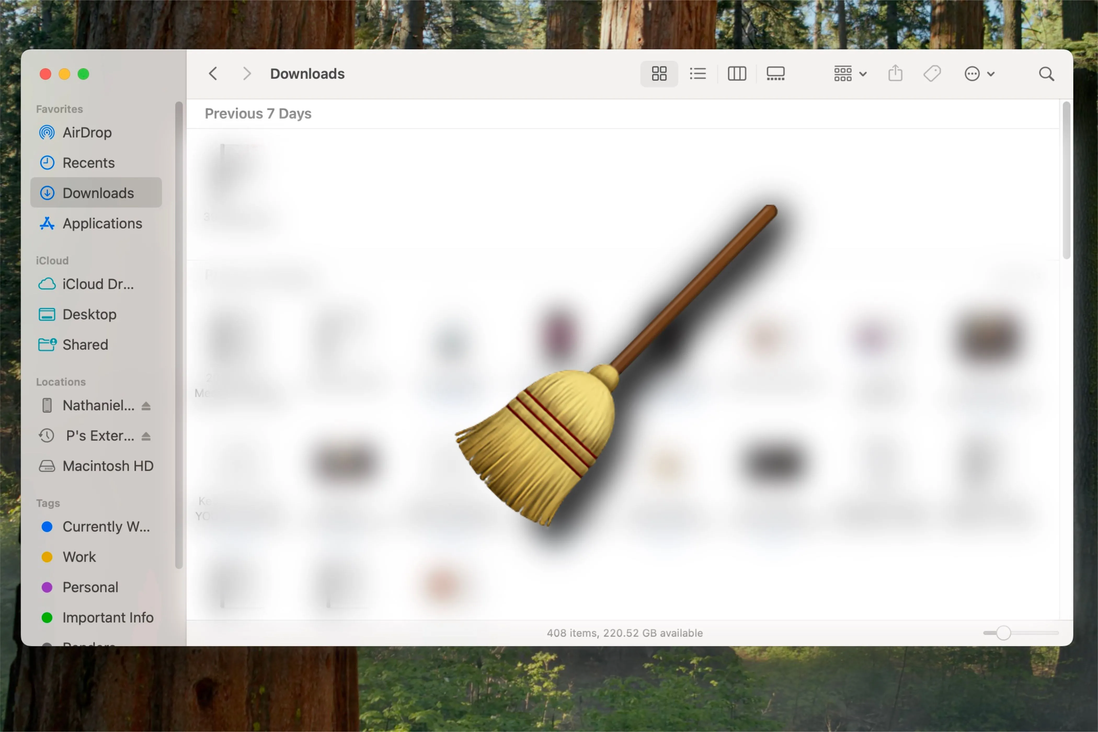 Biểu tượng thư mục Tải về (Downloads folder) trên macOS với biểu tượng chổi, thể hiện việc dọn dẹp và sắp xếp file.