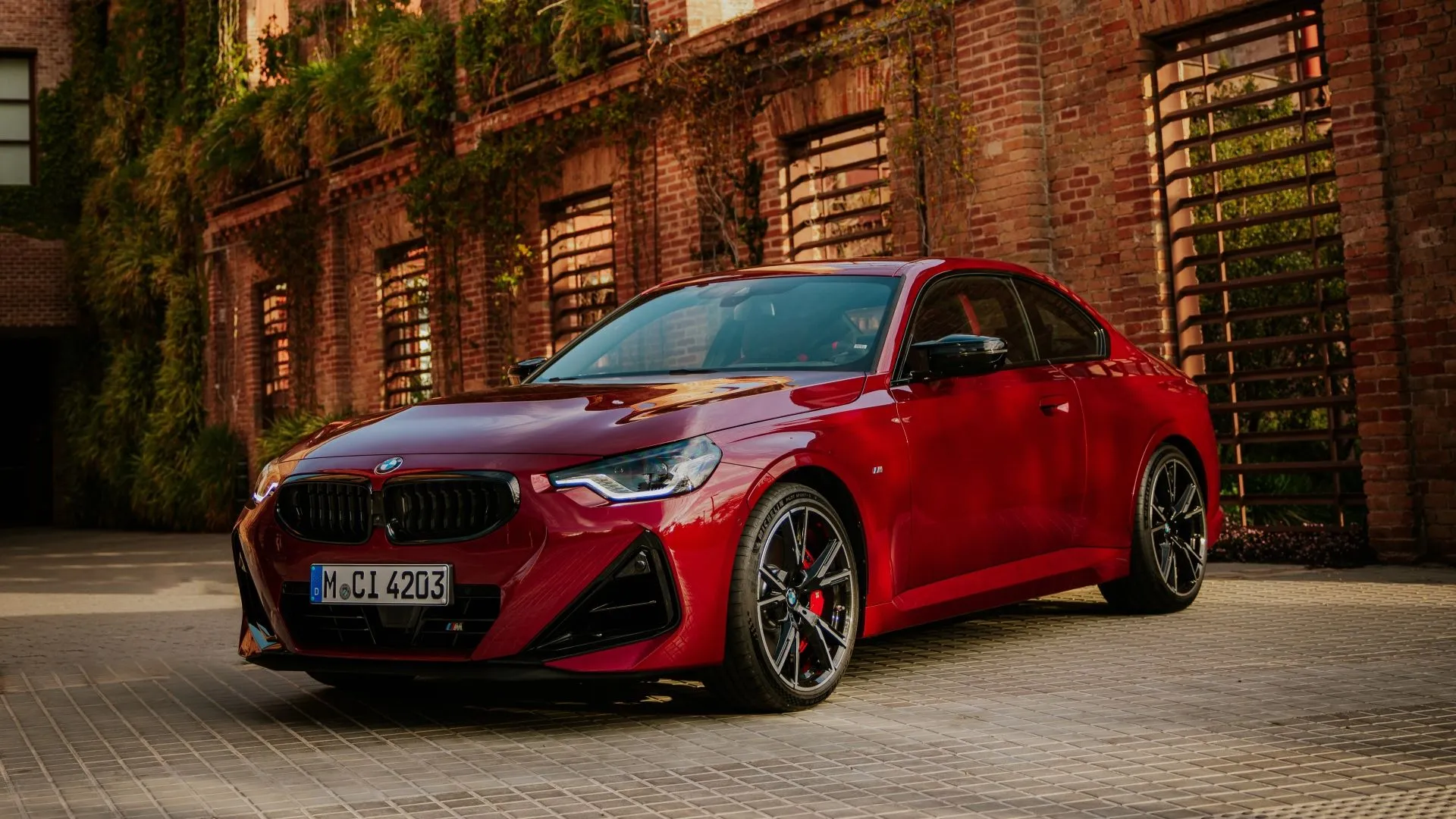 BMW 2-Series Coupe 2025 với thiết kế thể thao mạnh mẽ, một lựa chọn đáng cân nhắc so với Gran Coupe.