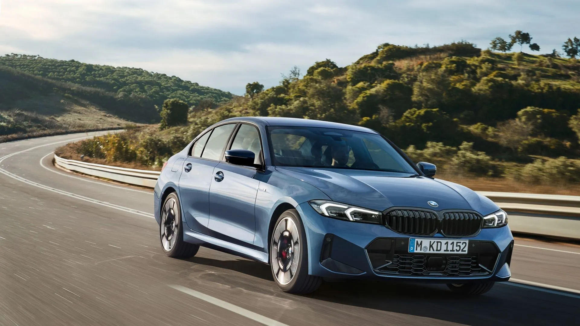 BMW 3-Series 2025 màu đen trên đường, thể hiện khả năng vận hành thể thao