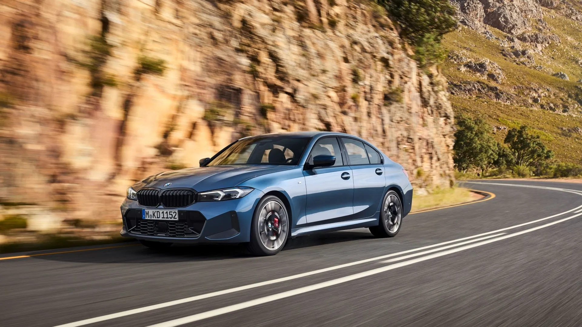 BMW 330i Sedan 2025 màu đen đang di chuyển tốc độ cao, nhấn mạnh tính thể thao và thiết kế mạnh mẽ