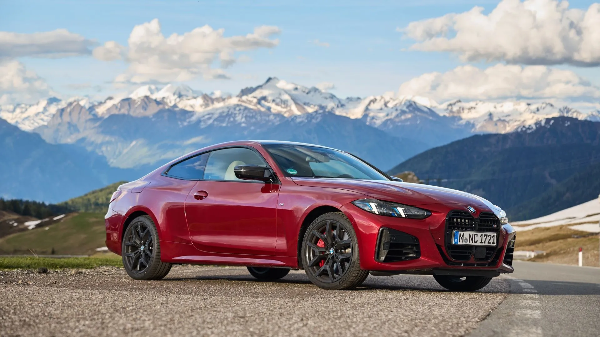 BMW 4 Series coupe màu đỏ, mẫu xe sang trọng của BMW có tỷ lệ khấu hao tương tự M2