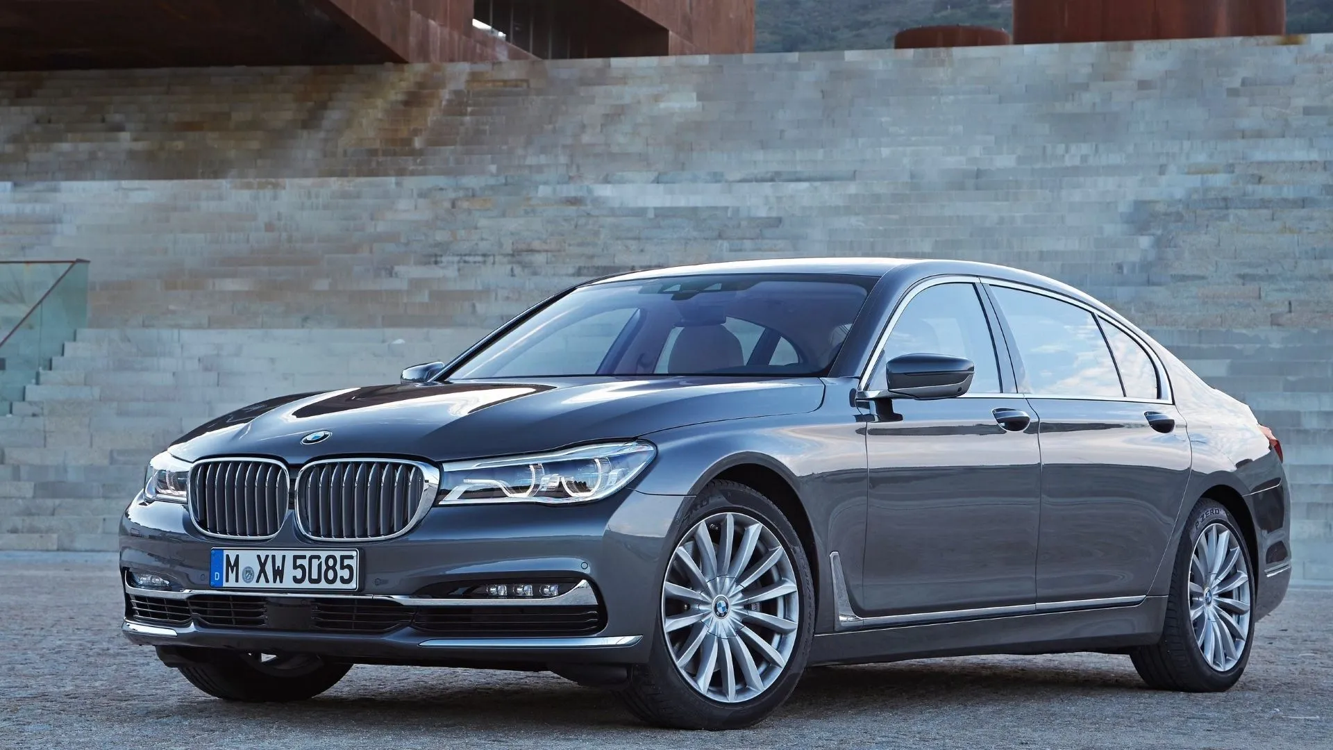 BMW 7-Series 2016 màu đen với dáng vẻ uy nghi