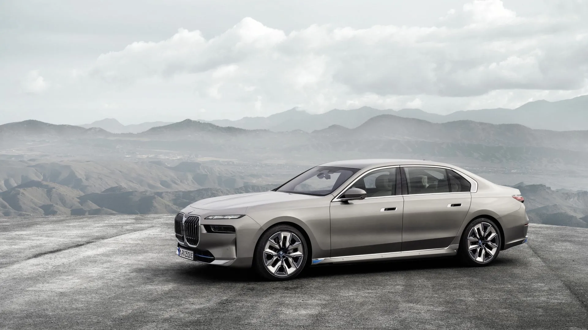 BMW 7-Series 2025 màu đen, một mẫu sedan hạng sang trang bị công nghệ BMW Highway Assistant.