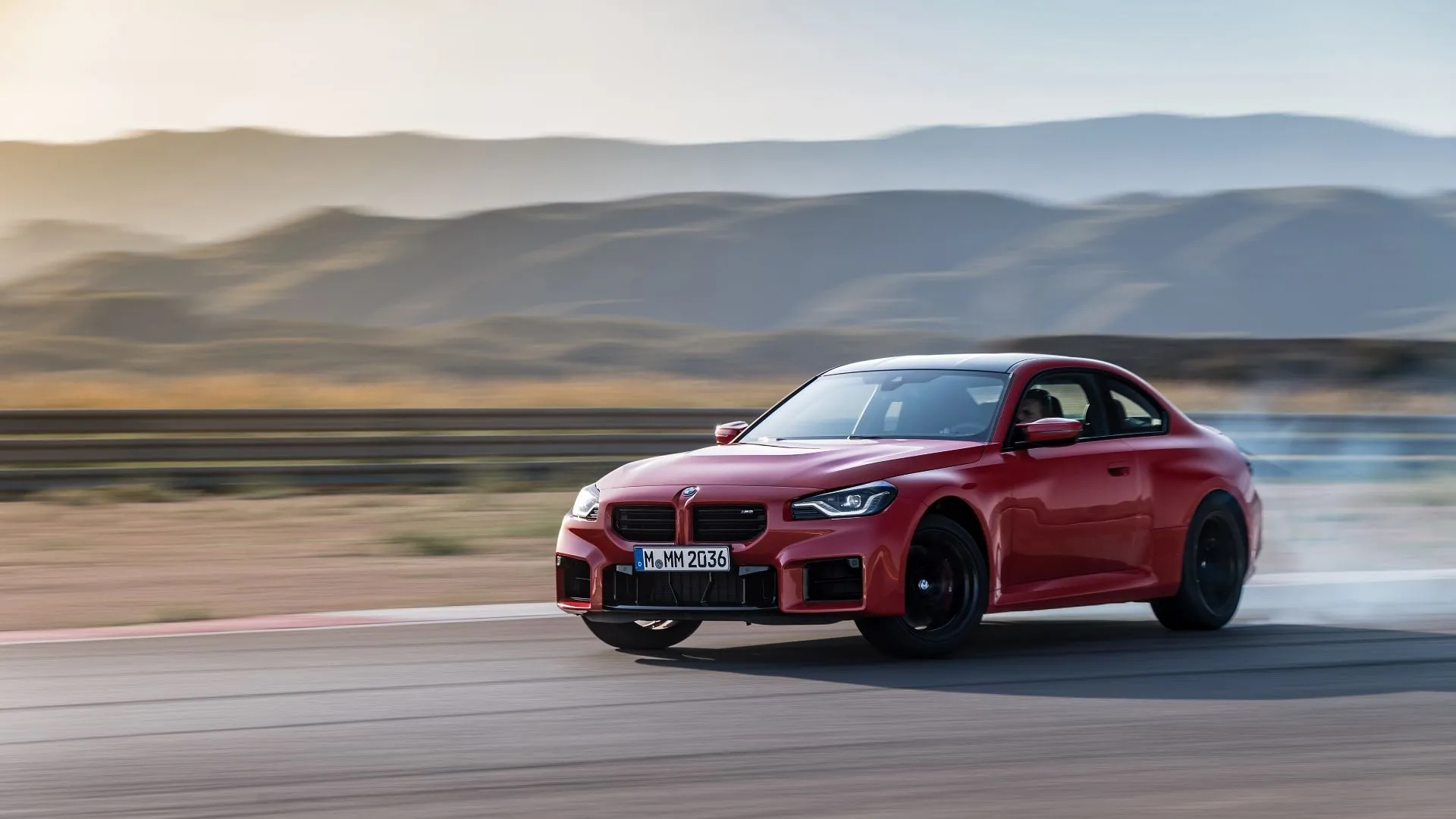 BMW M2 2025 màu đỏ đang drift, một trong những mẫu xe BMW mất giá mạnh nhất trong 5 năm đầu
