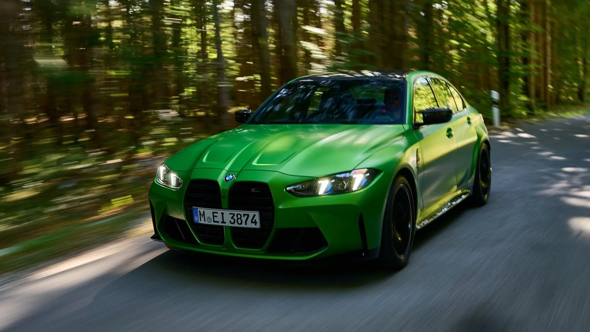 BMW M3 Sedan 2025 màu xanh ngọc lam đang vào cua mạnh mẽ, biểu tượng của dòng sedan thể thao hiệu suất cao dành cho cả đường đua và sử dụng hàng ngày