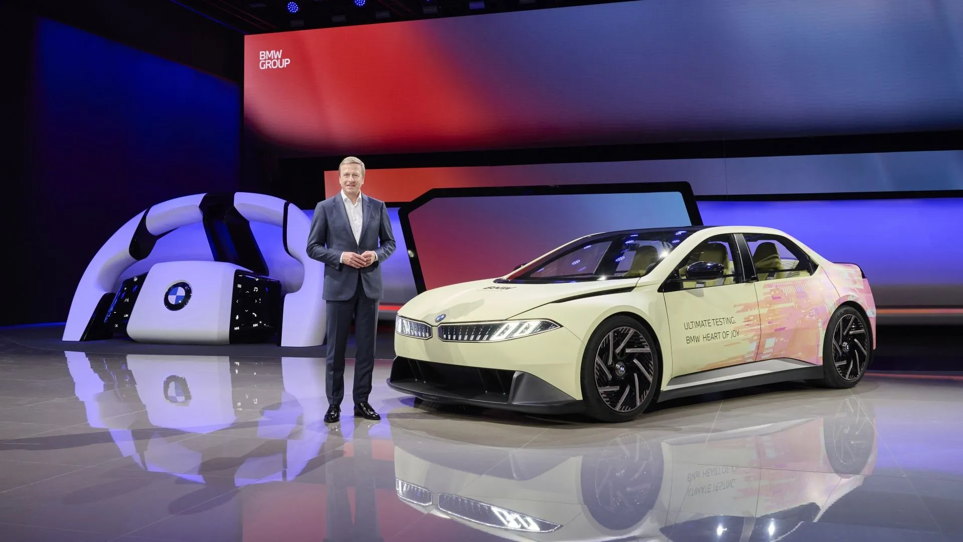 BMW Vision Neue Klasse màu bạc trưng bày tại triển lãm ô tô Thượng Hải, thể hiện triết lý thiết kế tương lai
