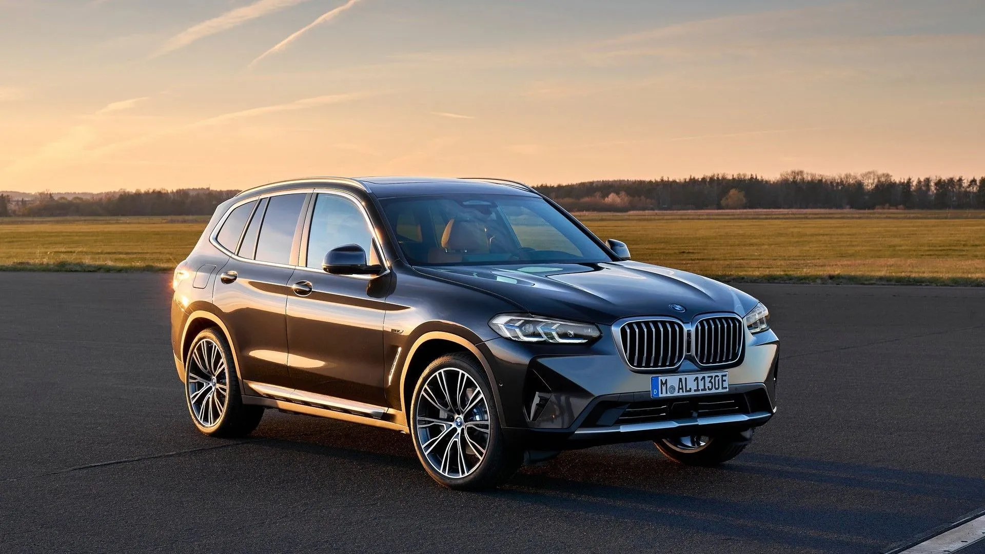 BMW X3 2022 màu xanh nhìn từ góc 3/4 phía trước, mẫu SUV hạng sang cân bằng