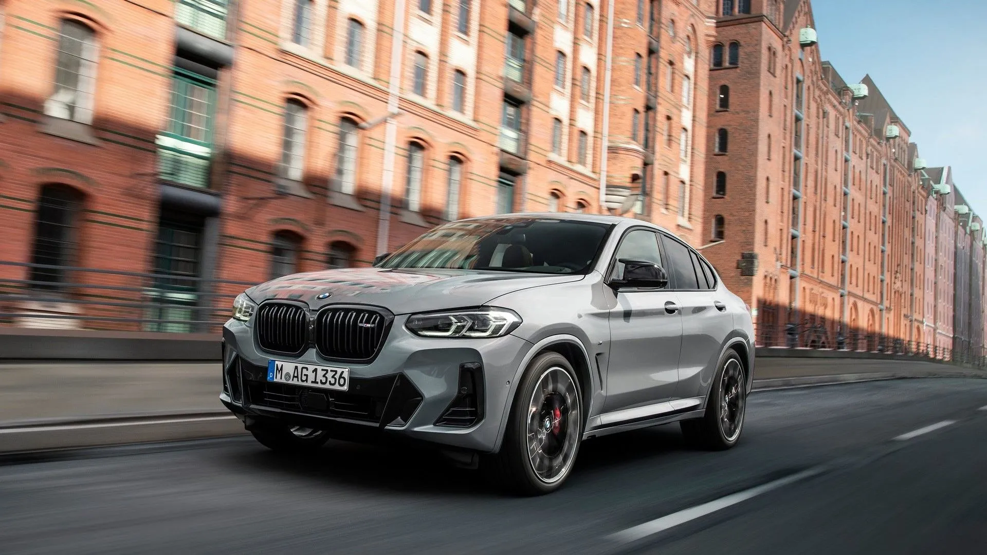 BMW X4 2022 màu xám, một mẫu SUV sang trọng hiệu suất cao.