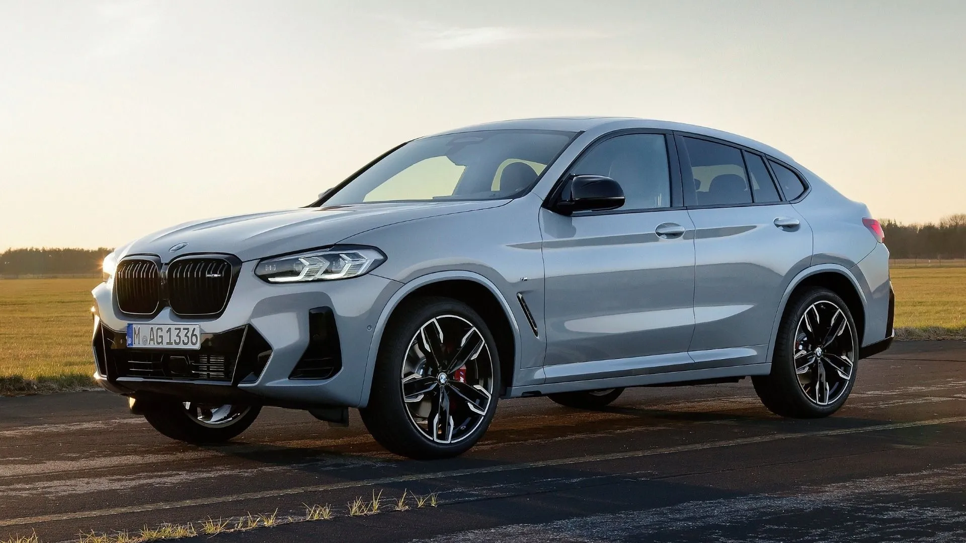 BMW X4 M40i 2022 màu xanh đậm nhìn từ góc 3/4 phía trước, mẫu SUV hạng sang thể thao
