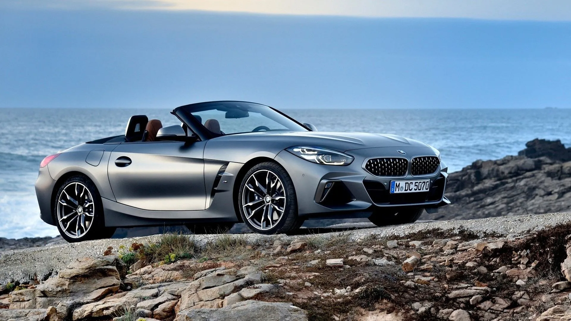 BMW Z4 2019 màu xanh lam mui trần đang đậu