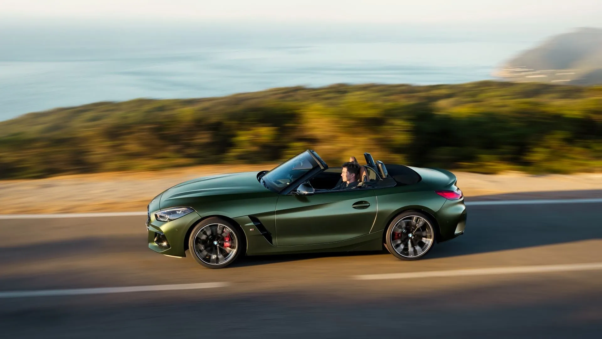 BMW Z4 sDrive30i 2025 màu xanh than, nhìn từ bên hông, thể hiện dáng vẻ roadster thanh lịch