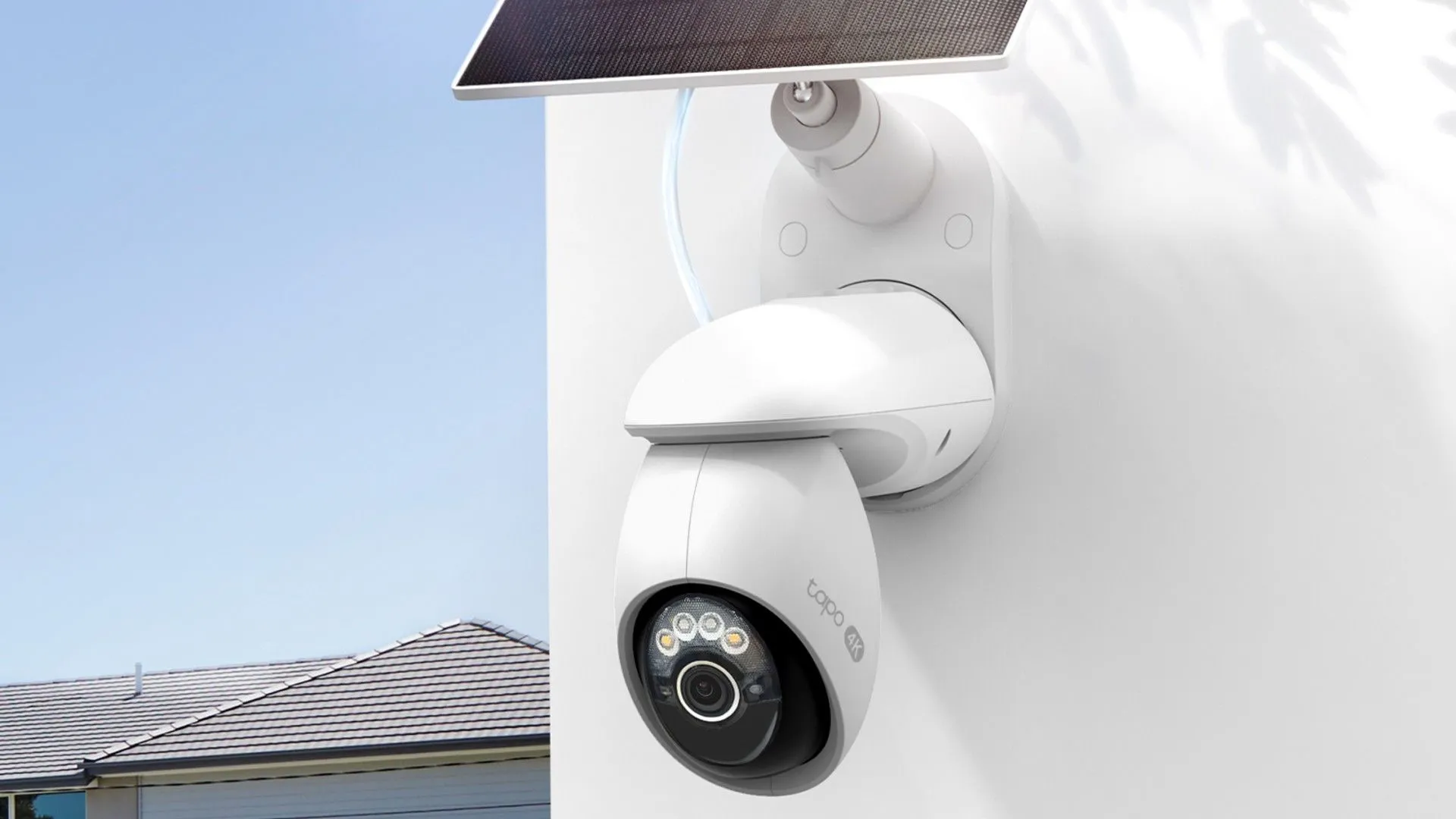 Bộ camera an ninh TP-Link Tapo C660 lắp đặt trên tường với tấm pin năng lượng mặt trời