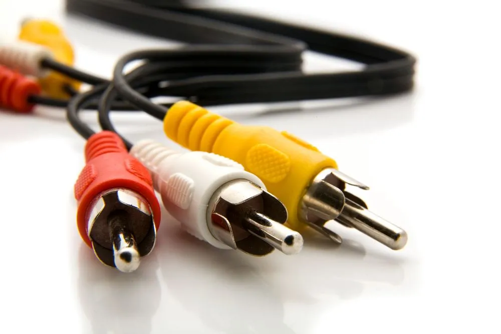 Bộ cáp Composite (AV) màu vàng, trắng, đỏ dùng để kết nối TV CRT với máy chơi game.