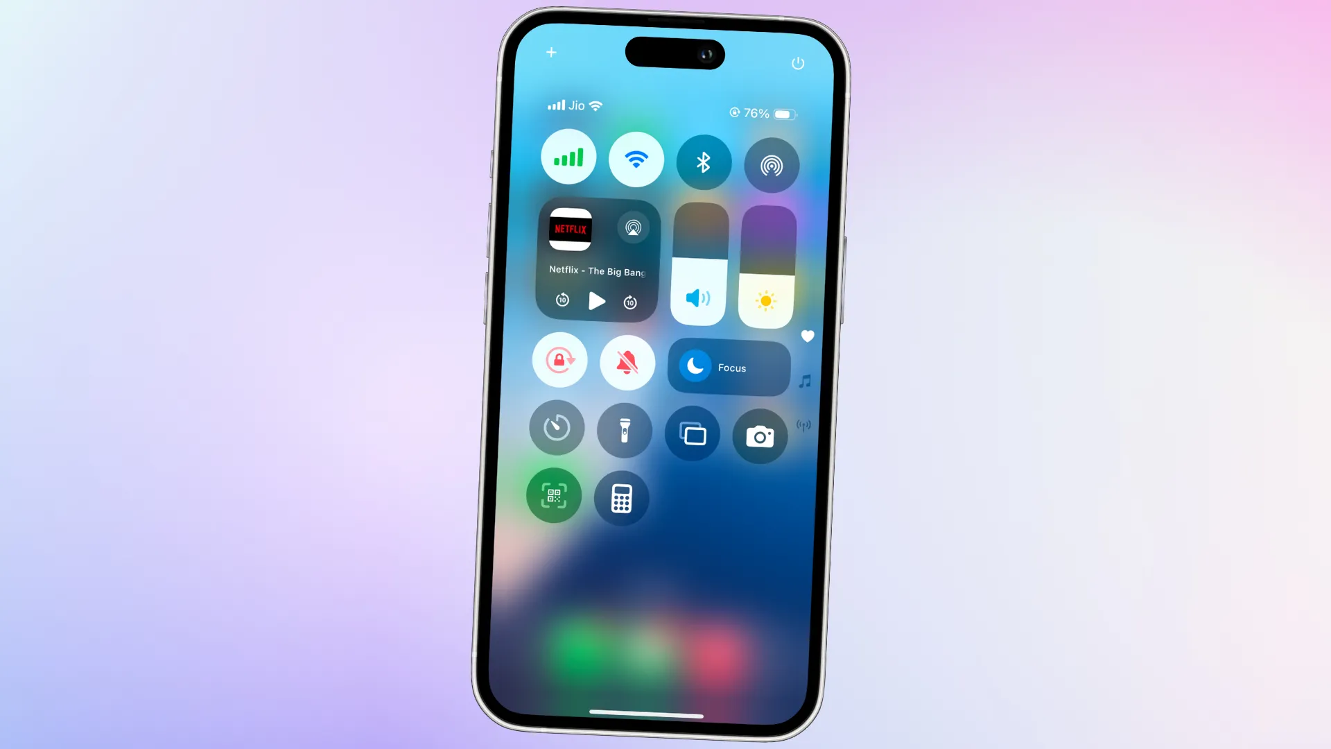 Bố cục Control Center trên iOS 18 đã được tùy chỉnh, hiển thị các nút điều khiển kết nối riêng lẻ