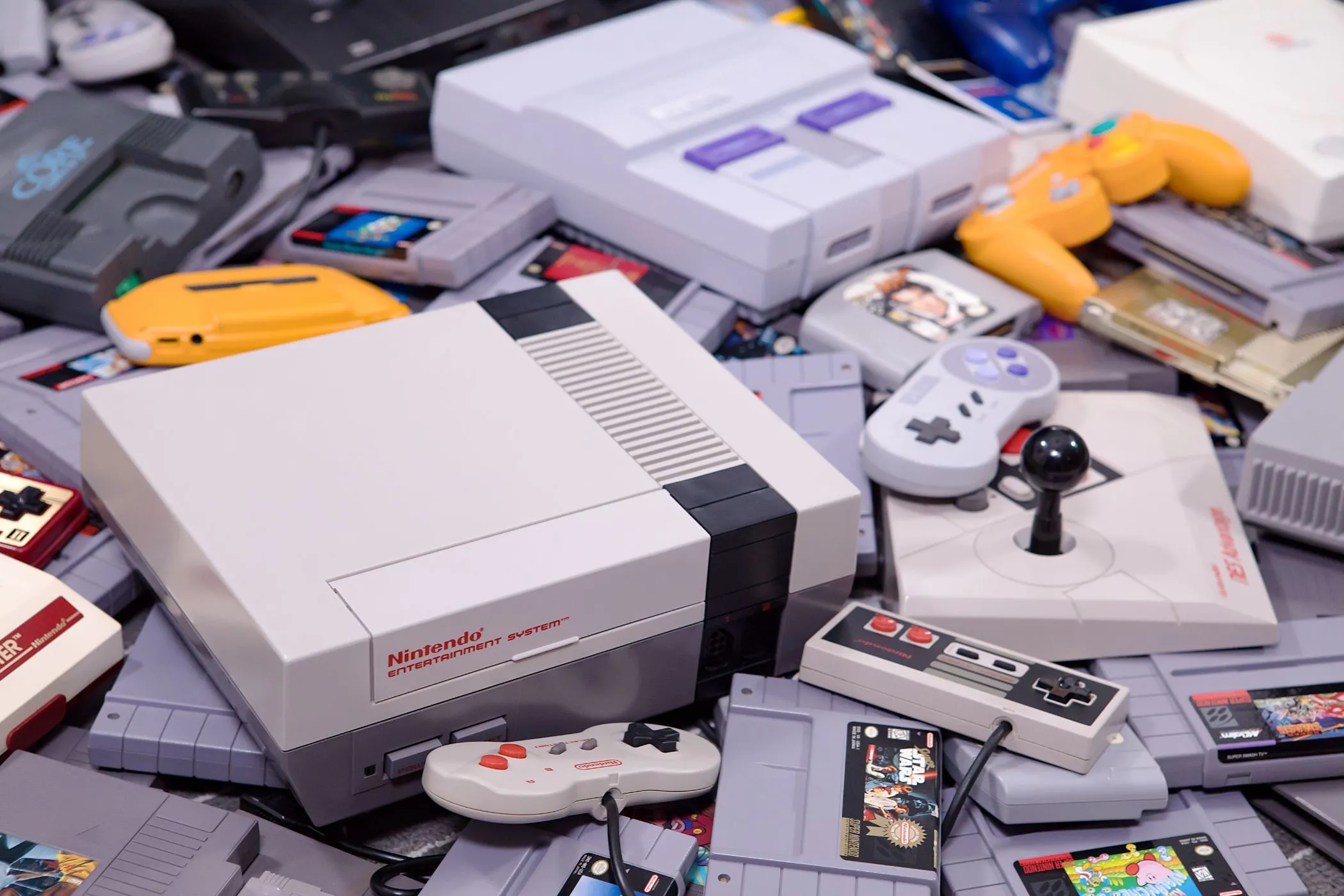 Bộ đôi console retro NES và SNES của Nintendo cùng các băng game và tay cầm, biểu tượng cho di sản của hãng.