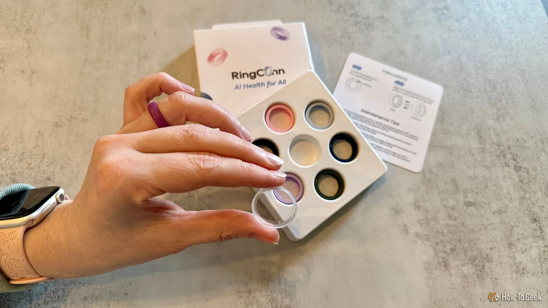 Bộ kit bảo vệ nhẫn RingConn Gen 2 Air với một miếng bảo vệ được giữ trên ngón tay