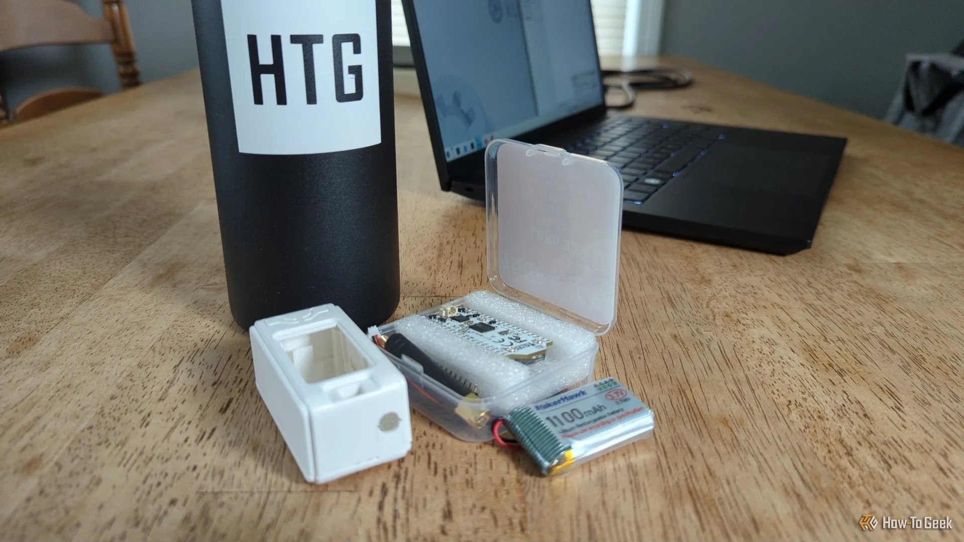 Bộ kit radio LoRa MakerHawk bao gồm bo mạch, vỏ bảo vệ và pin, sẵn sàng cho việc lắp ráp thiết bị Meshtastic.