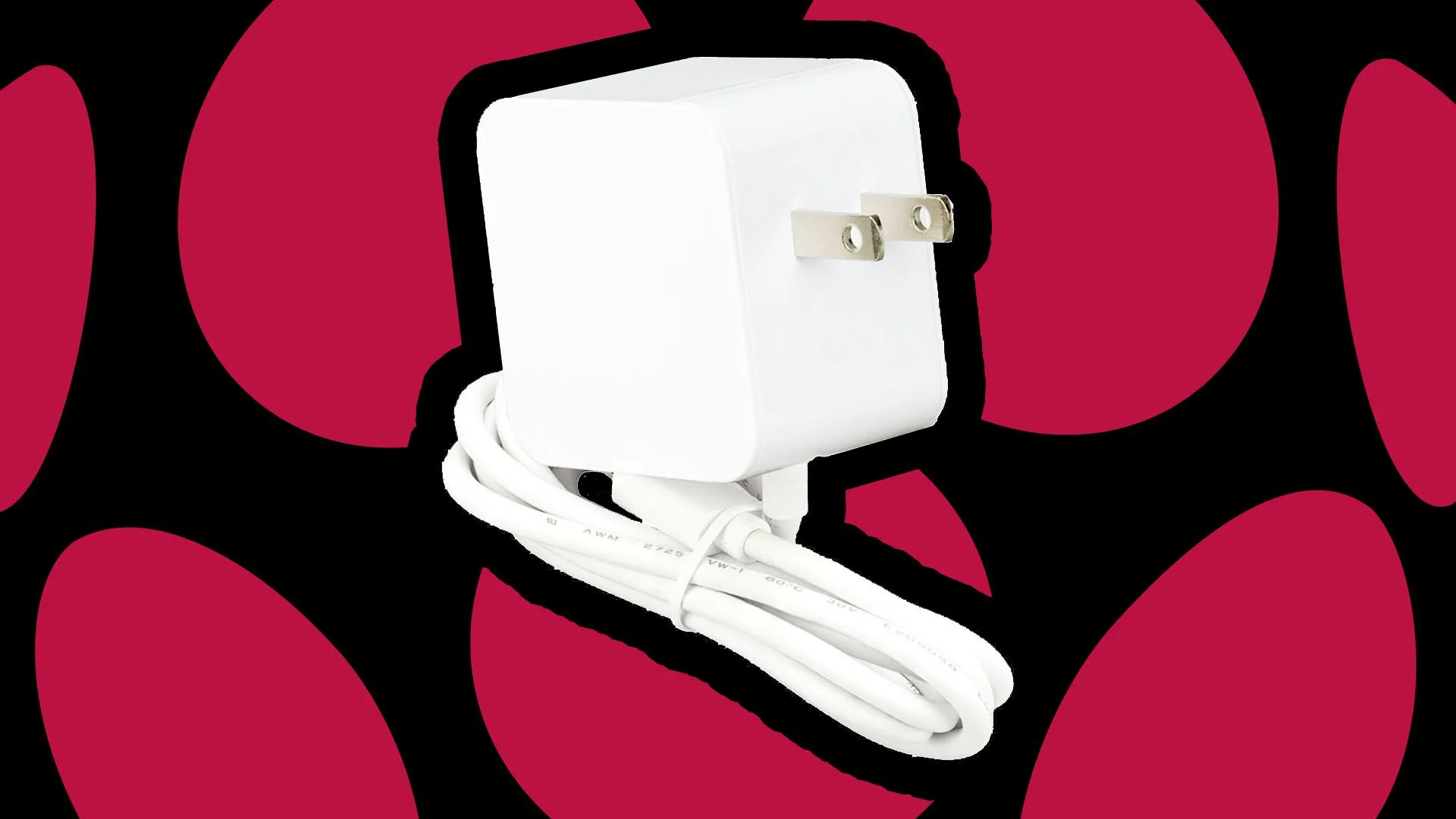 Bộ sạc USB-C 45W của Raspberry Pi đặt trên bề mặt màu trắng, thể hiện tính đa năng của sản phẩm