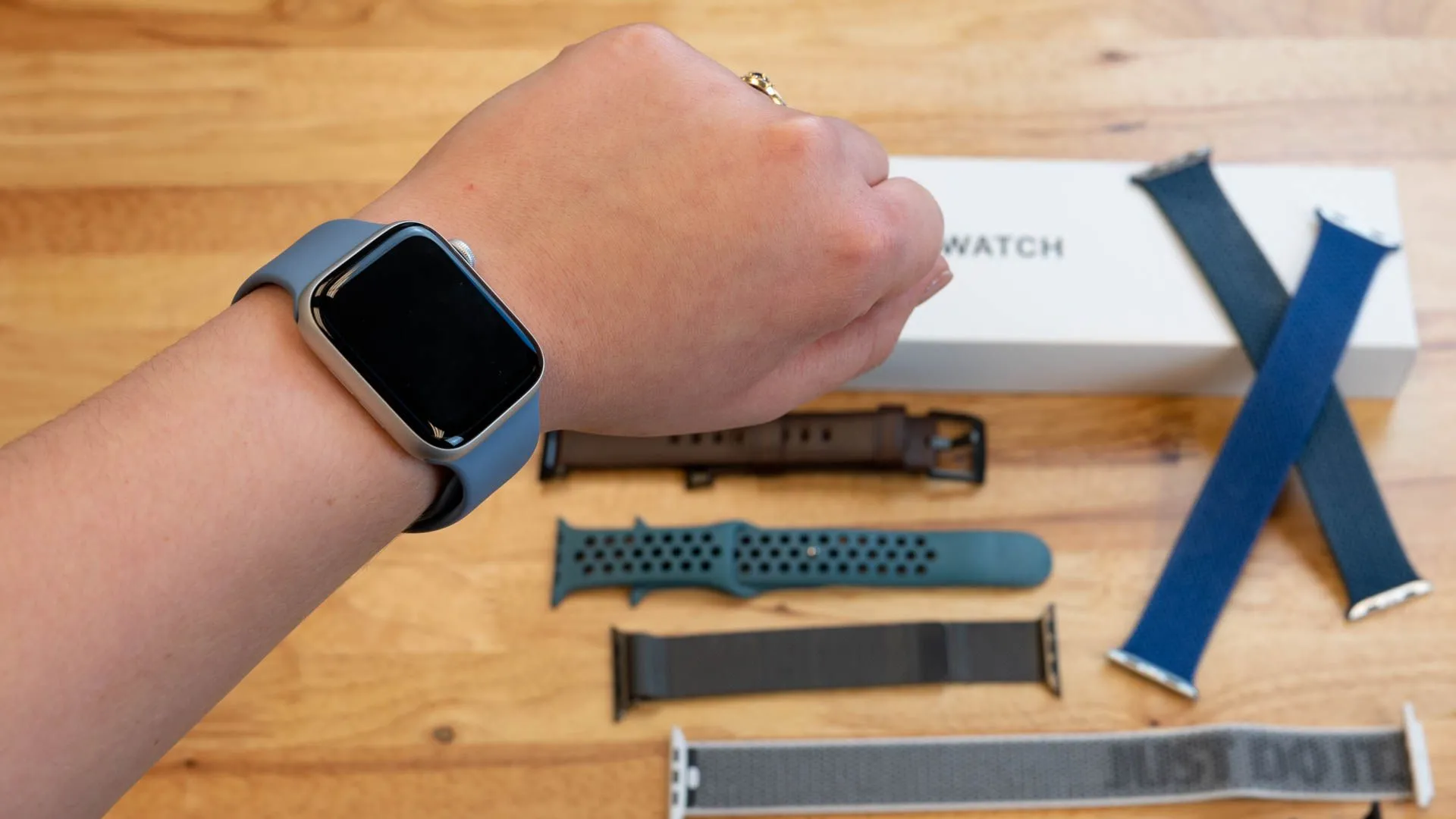 Bộ sưu tập dây đeo Apple Watch phong phú tại cửa hàng Apple Store.