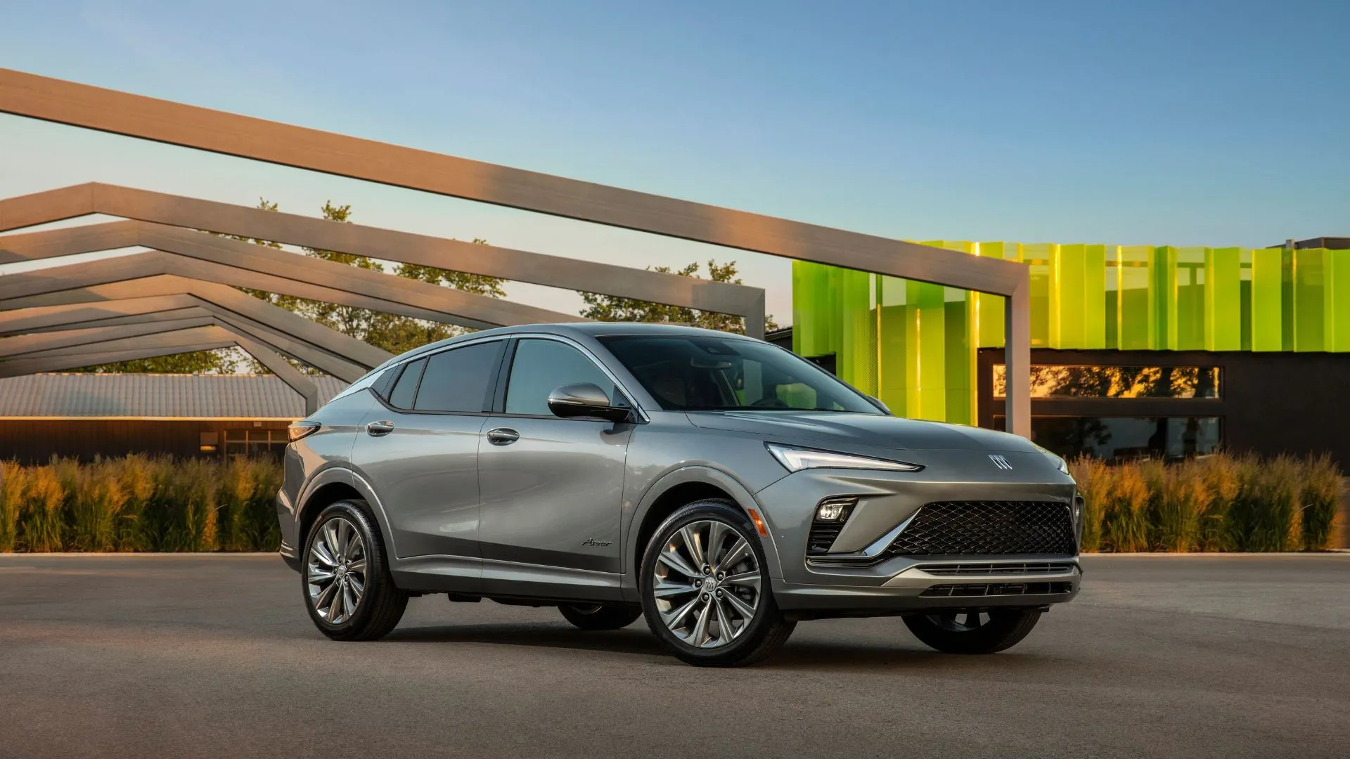 Buick Envista Avenir 2024 màu xám đỗ giữa kiến trúc hiện đại, khẳng định độ bền