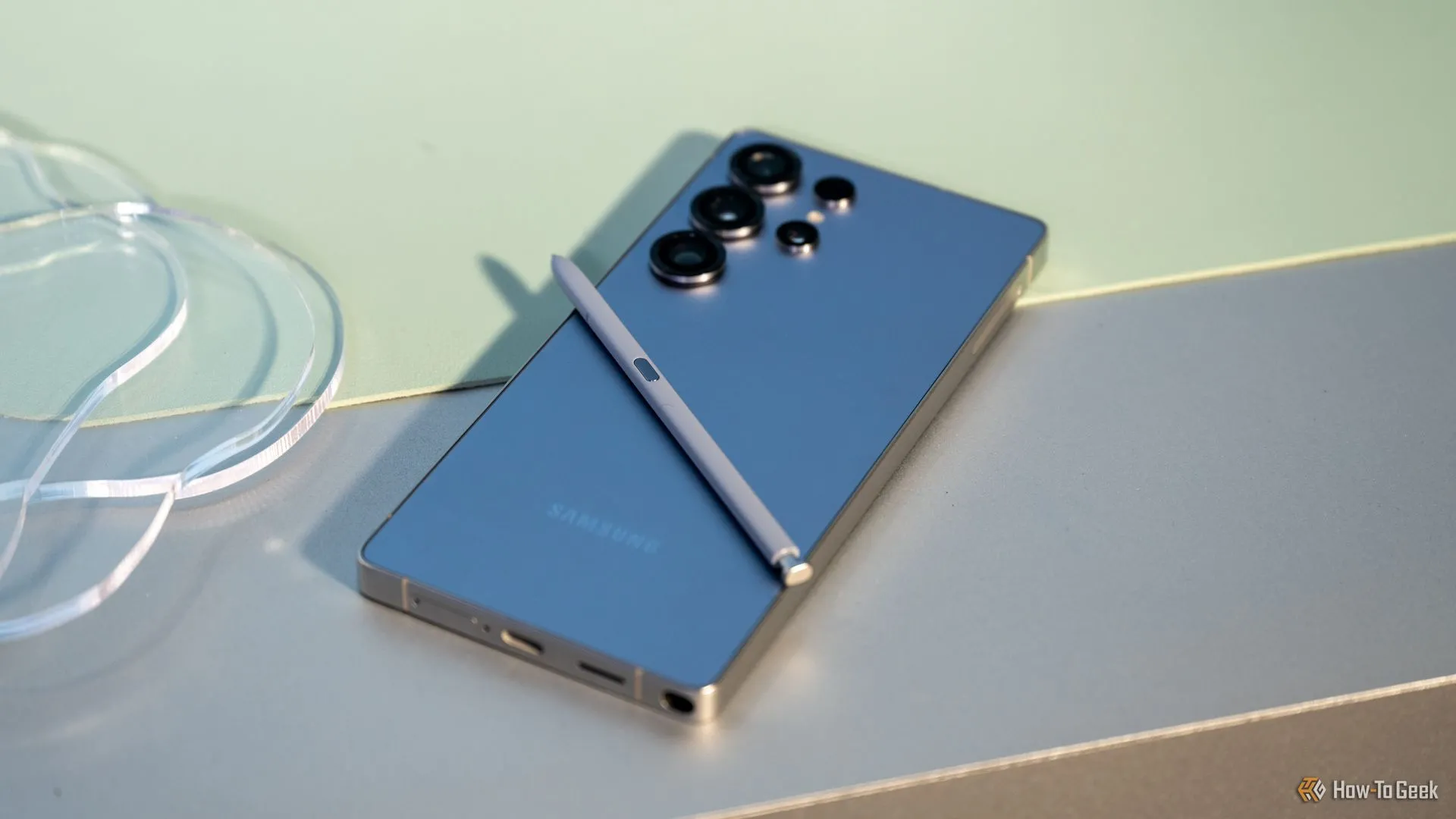 Bút S-Pen được tháo ra và đặt trên màn hình Samsung Galaxy S25 Ultra, biểu tượng của một tính năng có thể bị loại bỏ.