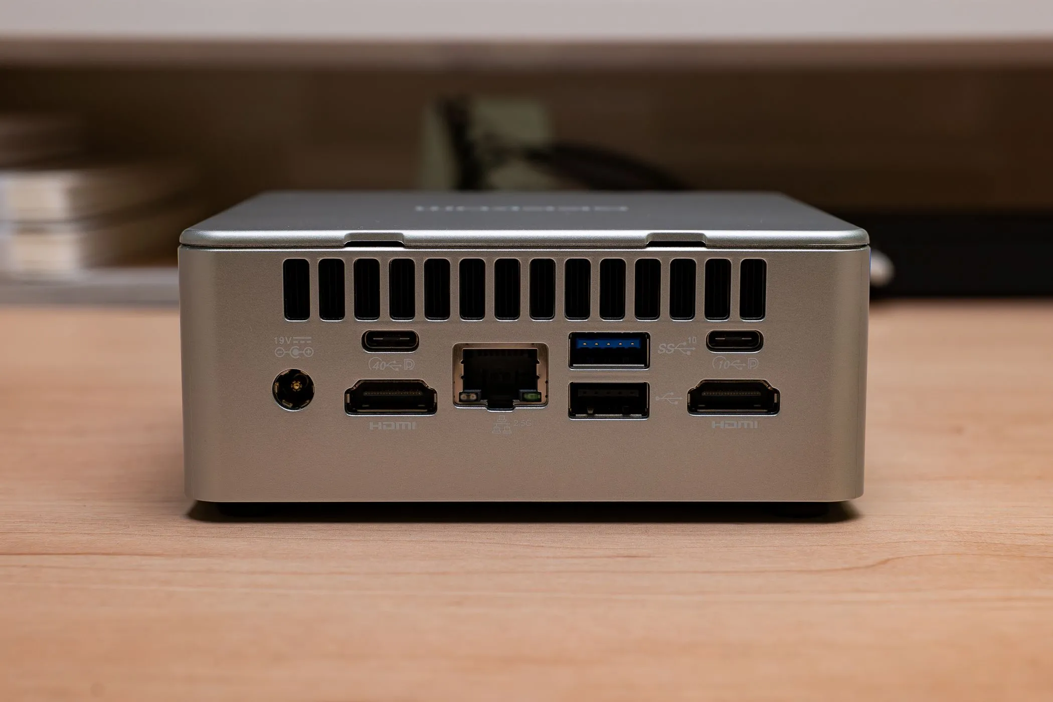 Các cổng kết nối phía sau của Mini PC GEEKOM AE7, bao gồm nhiều cổng USB và cổng mạng
