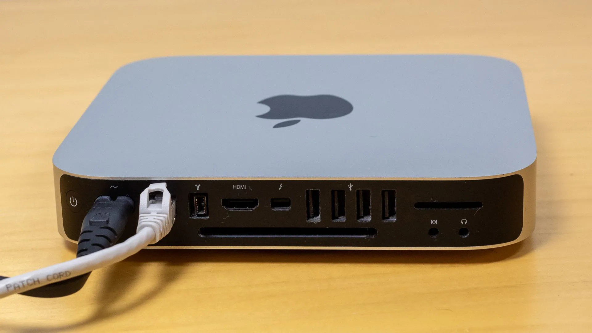 Các cổng kết nối phía sau Mac mini, thể hiện khả năng linh hoạt và đa dạng ứng dụng.