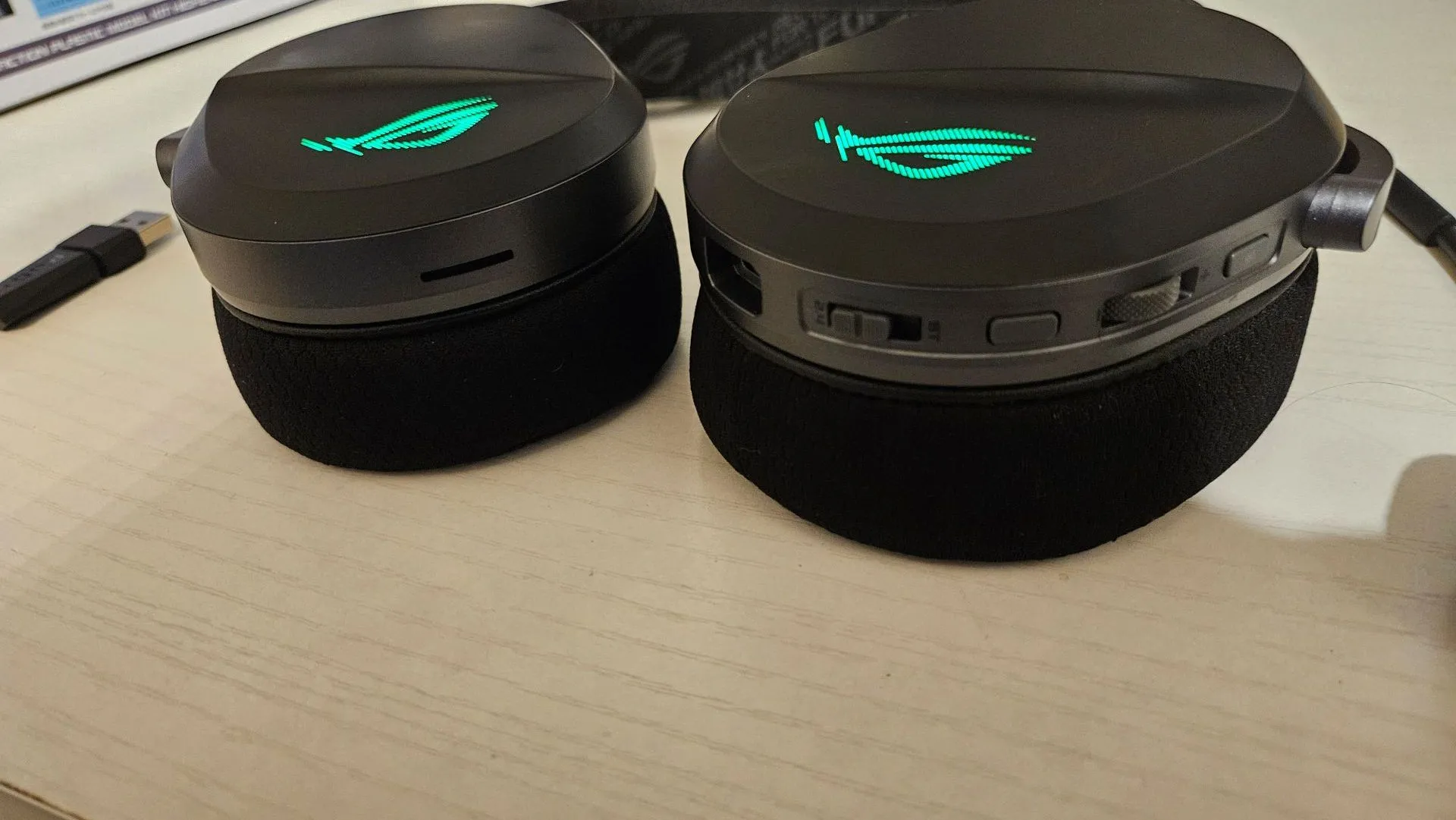 Các cổng kết nối và nút điều khiển trên củ tai phải của tai nghe gaming ASUS ROG Pelta.