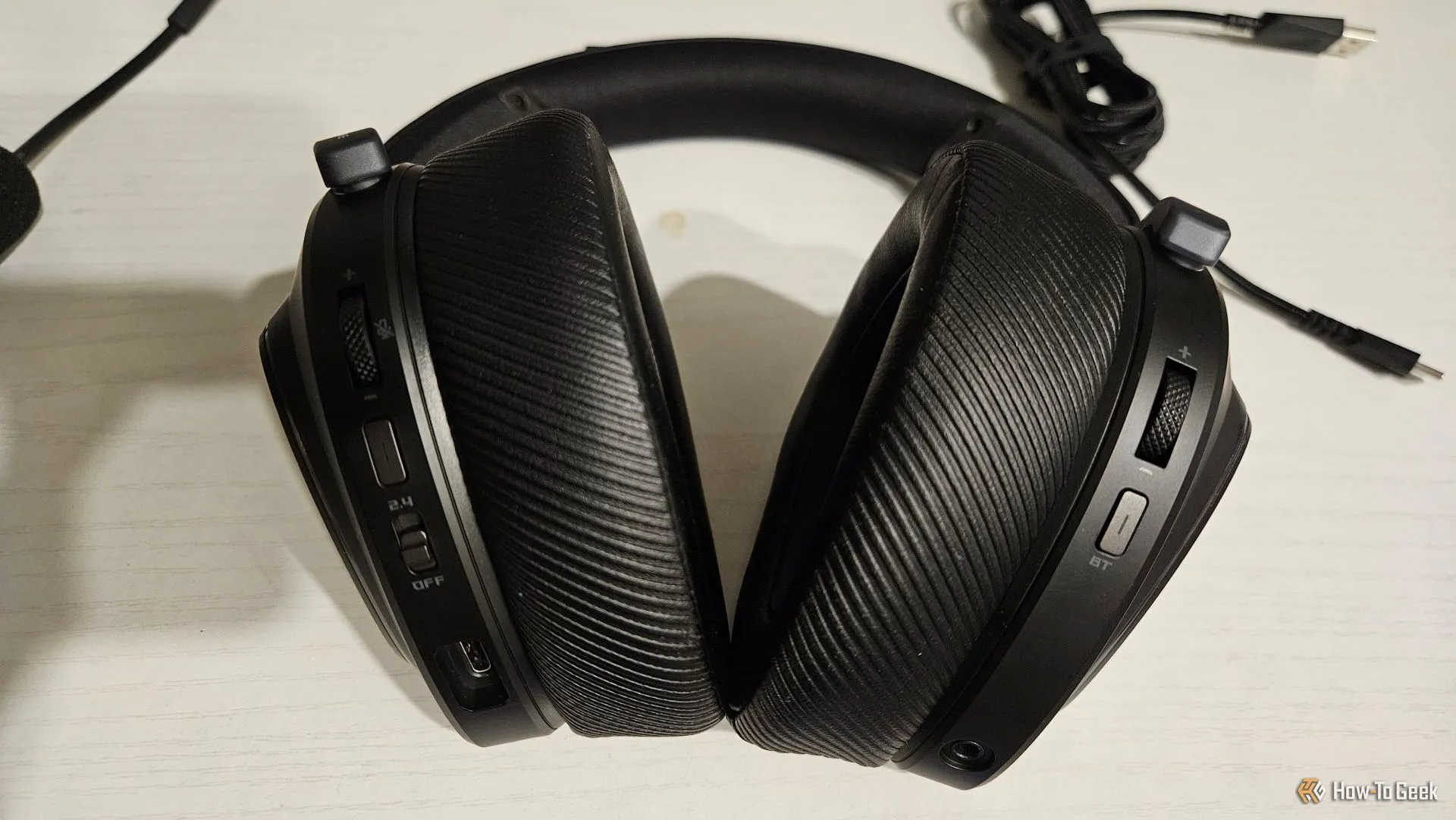 Các cổng kết nối và nút điều khiển trên earcup bên trái của tai nghe ASUS ROG Delta II