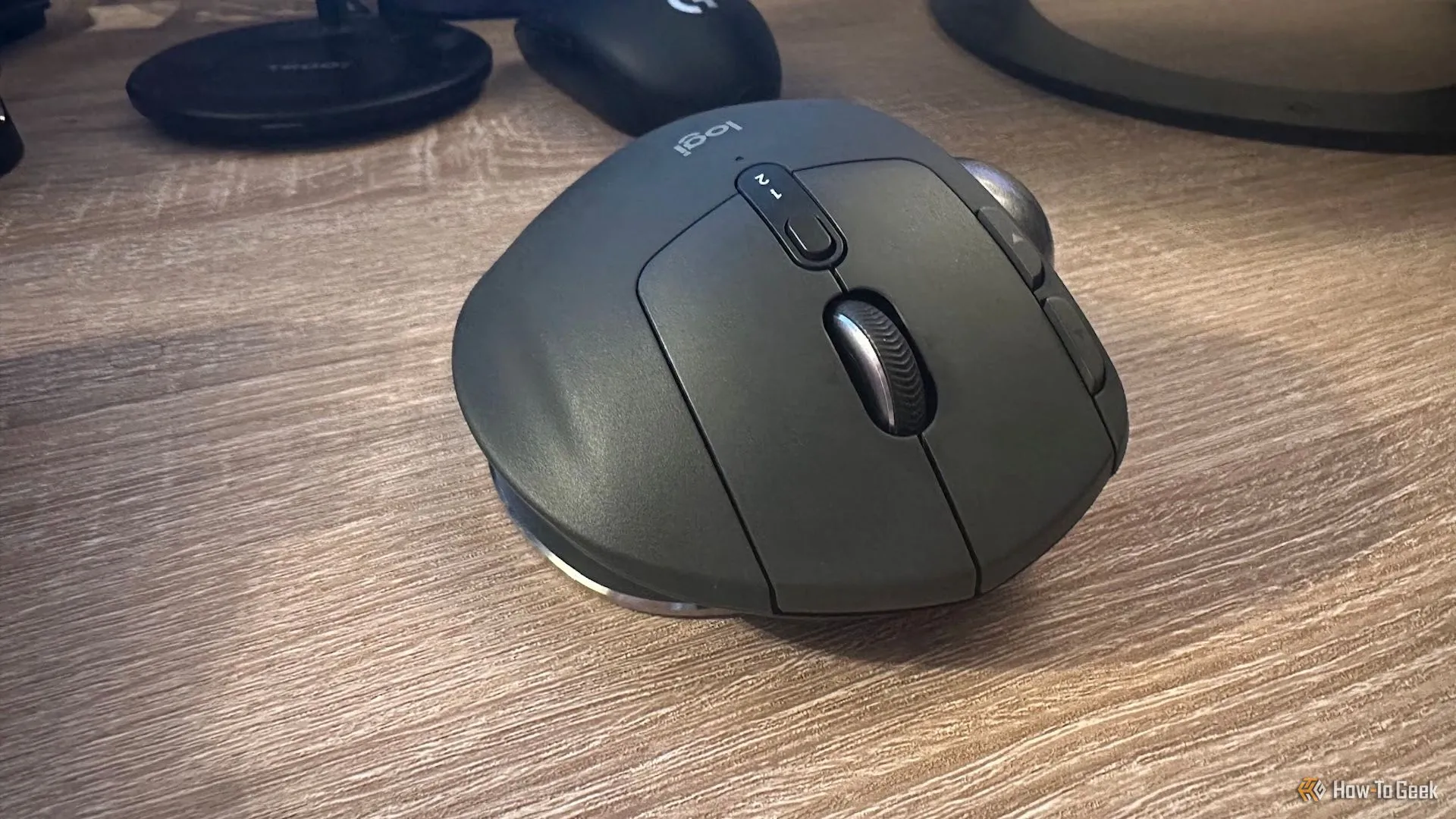 Các nút bấm chính trên chuột Logitech MX Ergo S không gây tiếng ồn