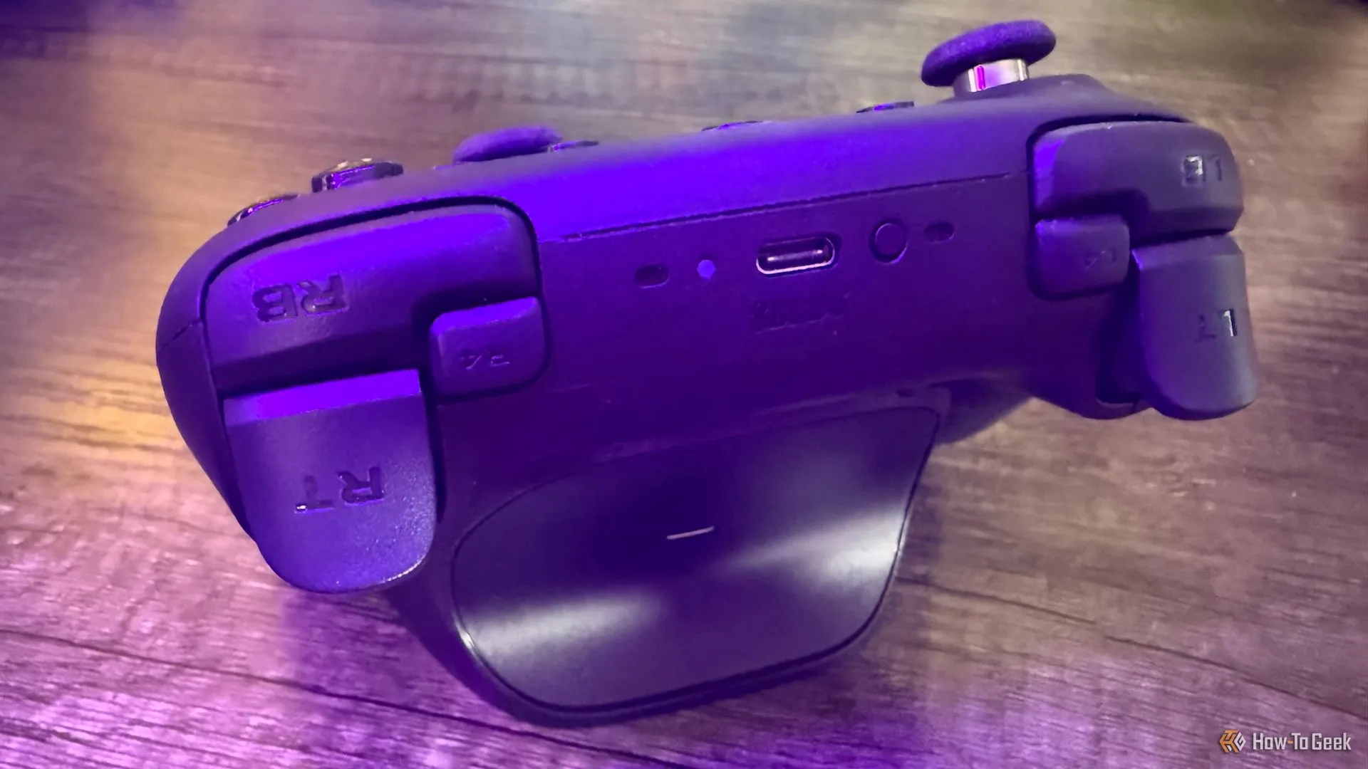 Các nút cò và cò bấm trên tay cầm 8BitDo Ultimate 2 Wireless
