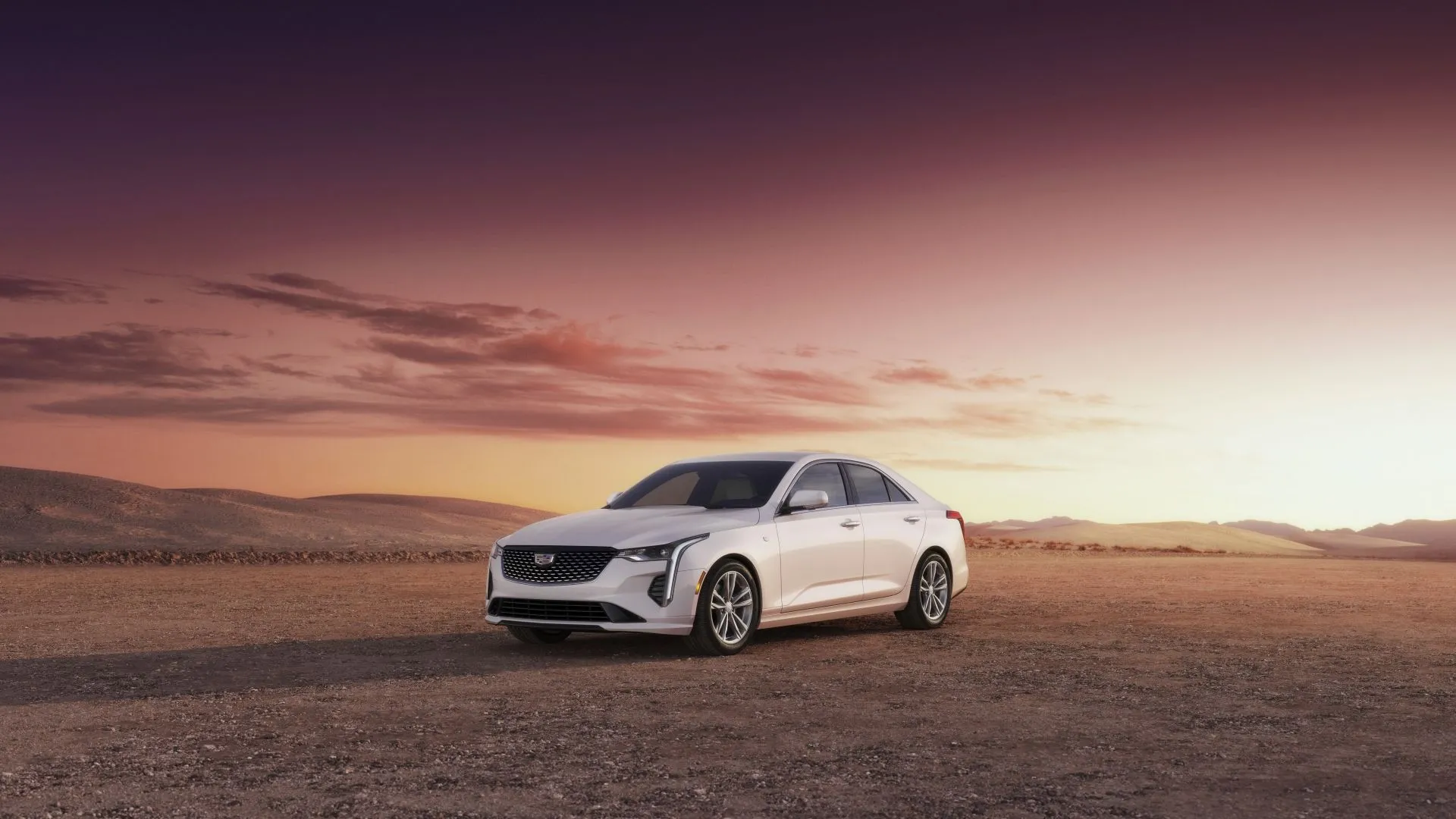 Cadillac CT4 2023 màu đen sang trọng đỗ trên đường, thể hiện phong cách hiện đại và hiệu suất đáng tin cậy của dòng sedan cao cấp Mỹ.