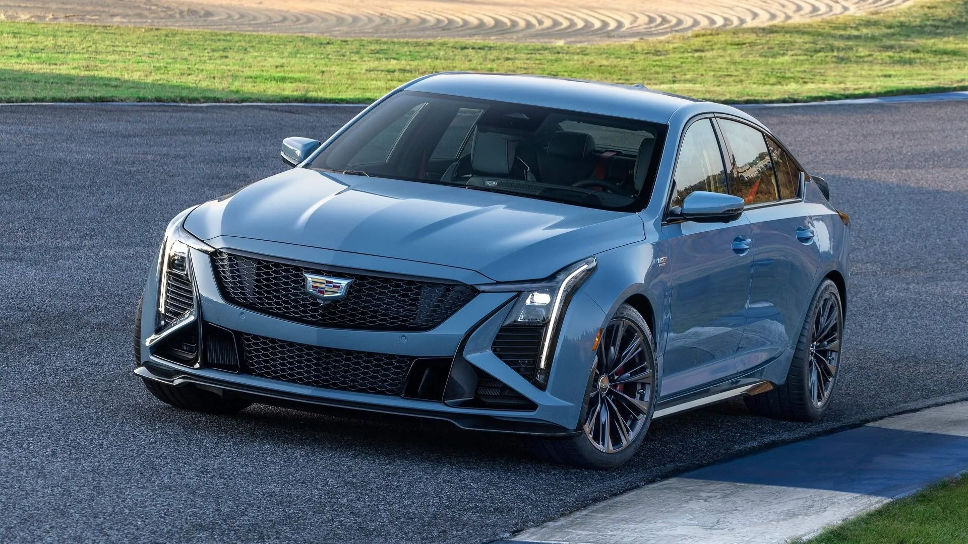 Cadillac CT5-V Blackwing 2025 màu đen, một chiếc sedan thể thao Mỹ uy lực với động cơ V8 siêu nạp và tùy chọn số sàn, mang đến trải nghiệm lái thuần khiết